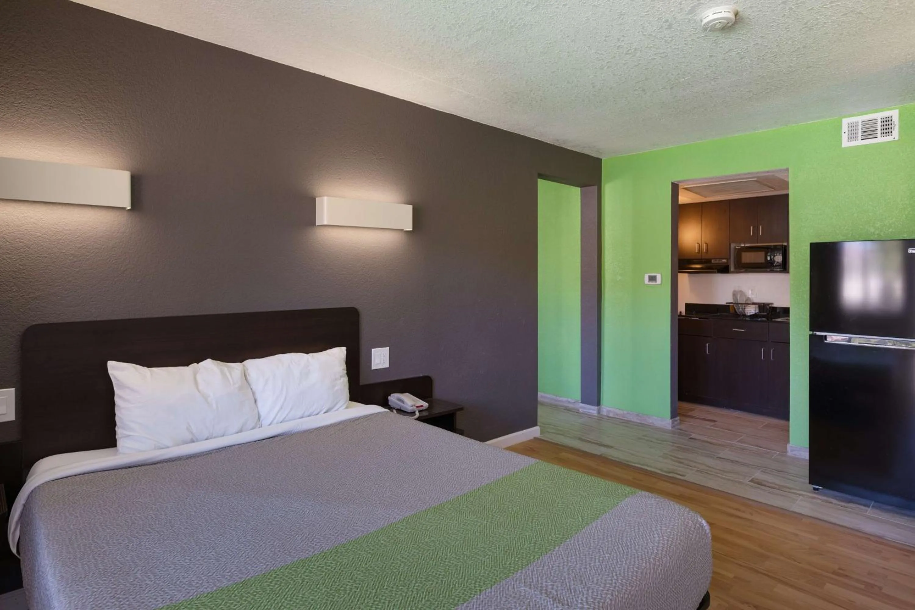 Kitchen or kitchenette, Bed in Studio 6-Barstow, CA