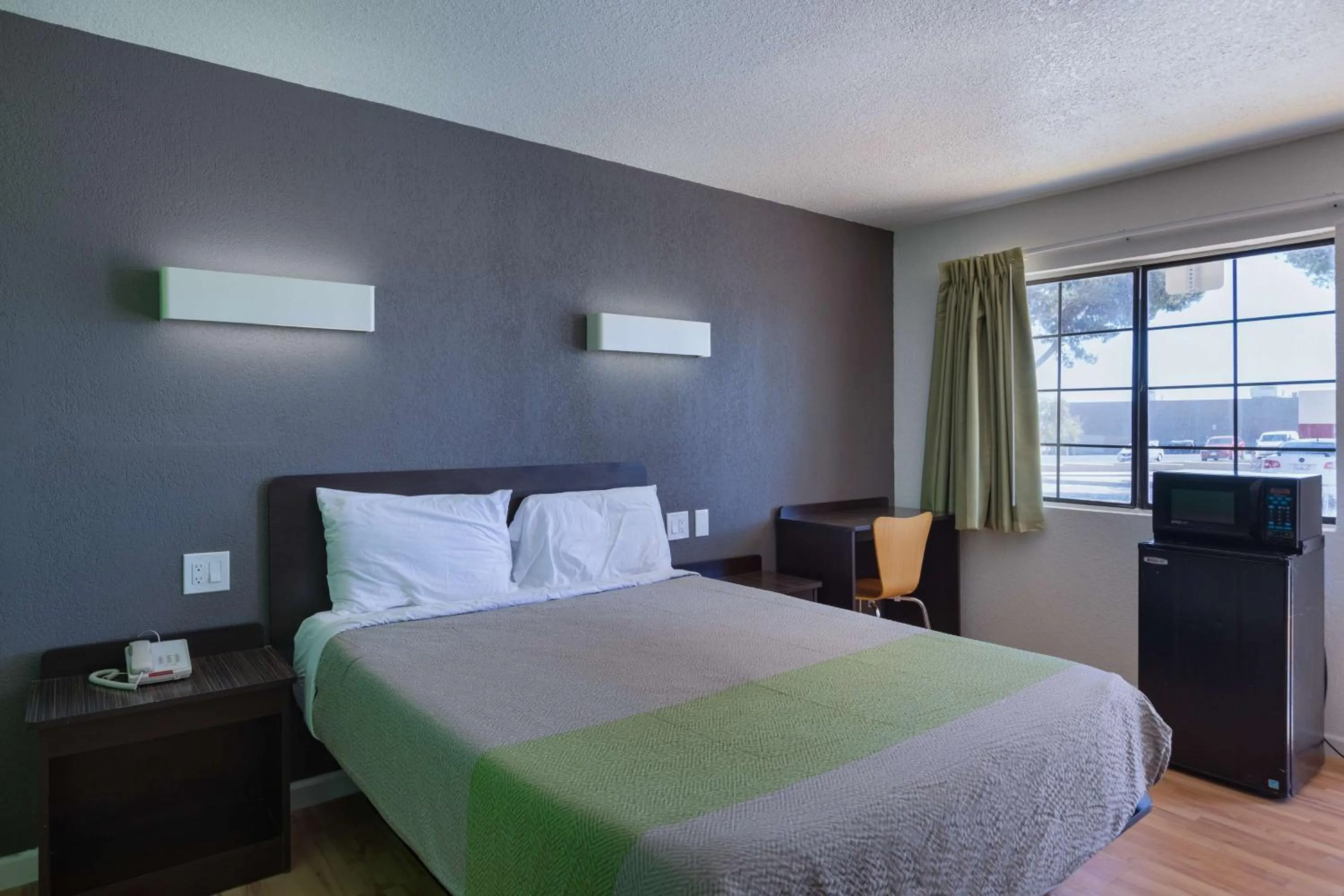 Photo of the whole room, Bed in Studio 6-Barstow, CA