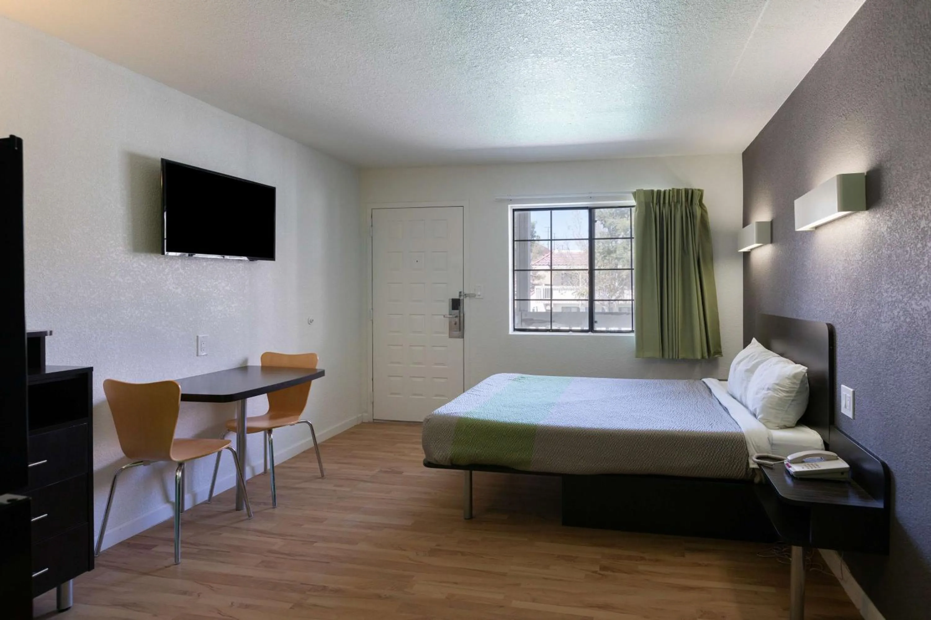 TV and multimedia, Bed in Studio 6-Barstow, CA