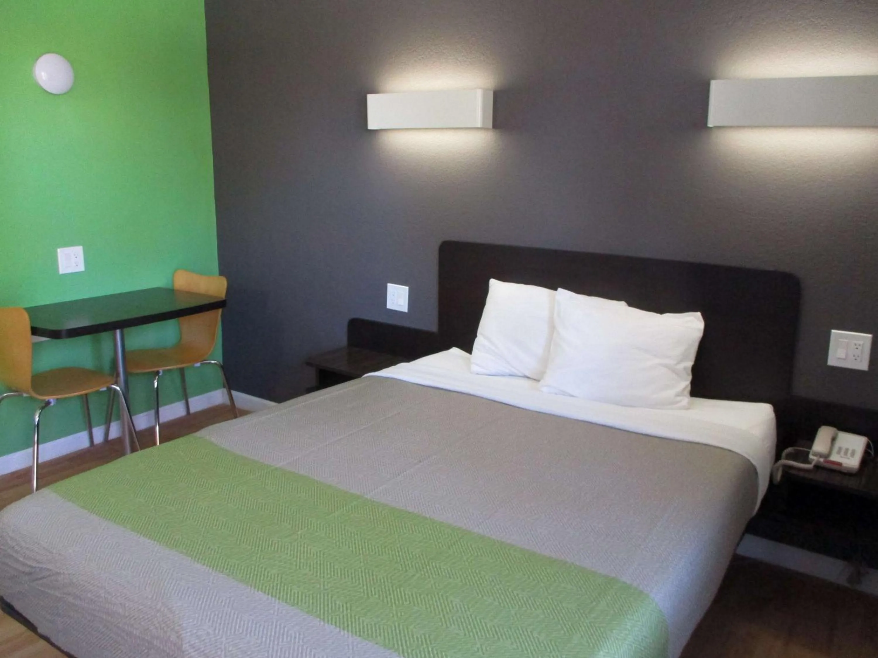 Photo of the whole room, Bed in Studio 6-Barstow, CA