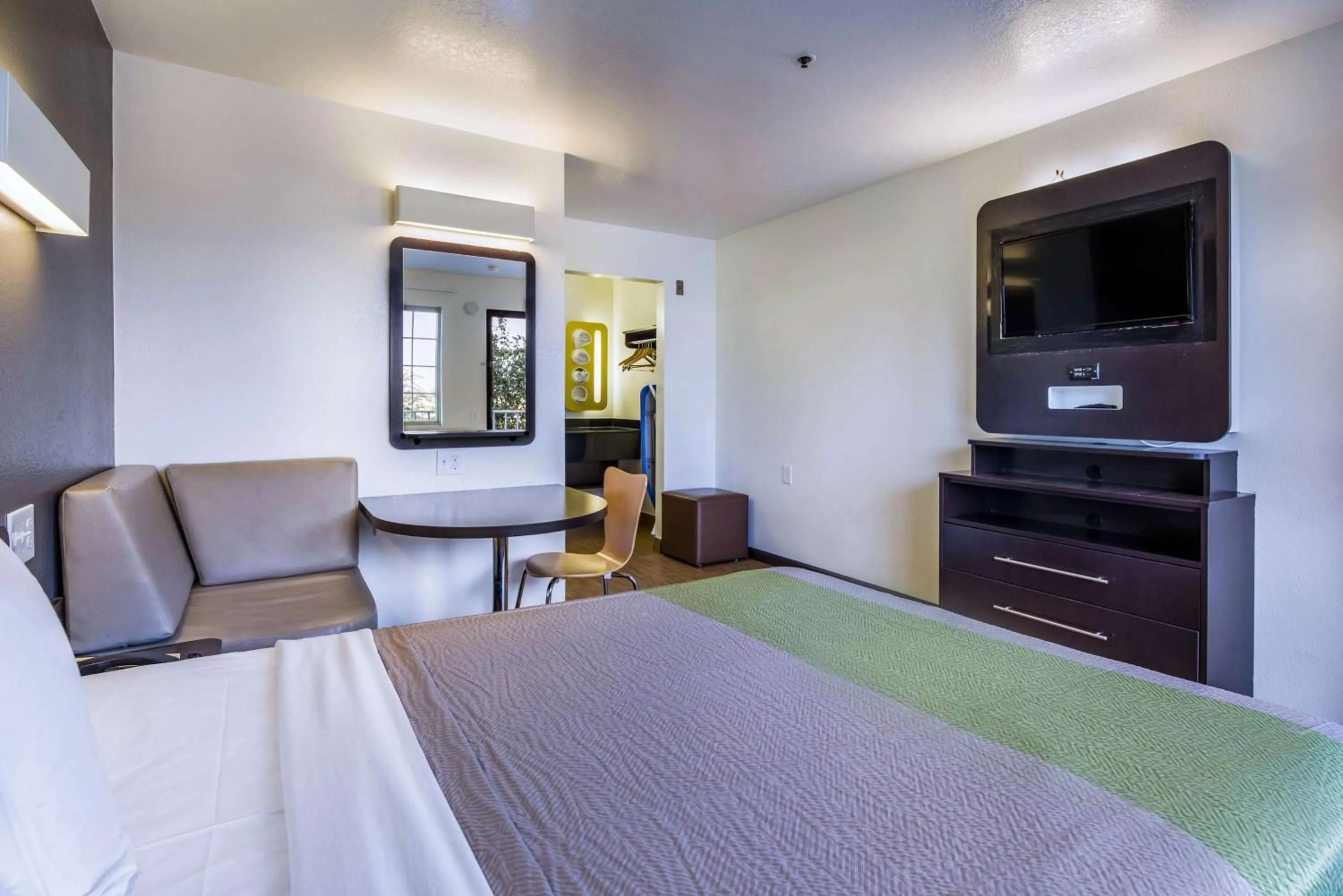 TV and multimedia, Bed in Studio 6-Fairfield, CA - Napa Valley