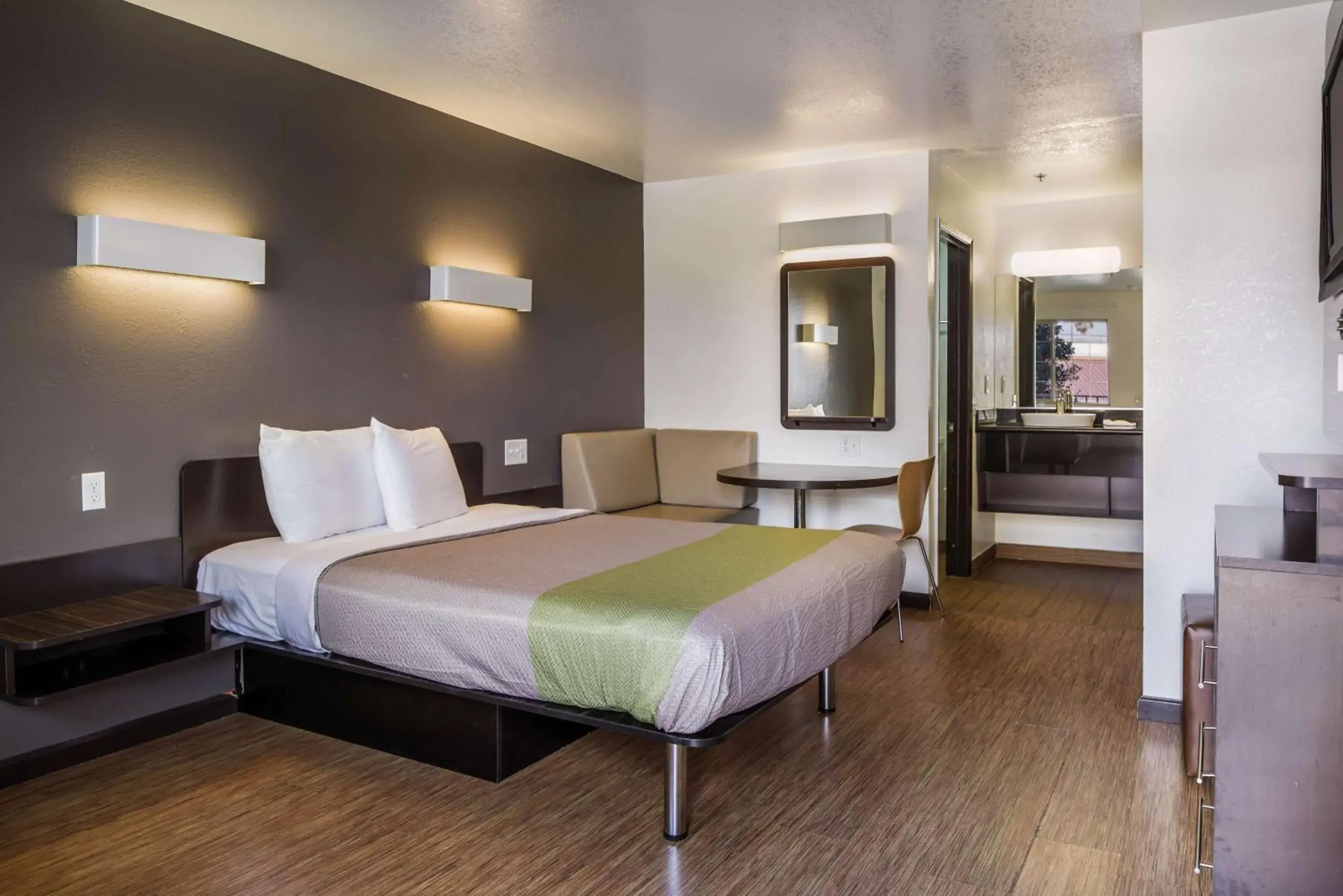 TV and multimedia, Bed in Studio 6-Fairfield, CA - Napa Valley TV and multimedia, Bed in Studio 6-Fairfield, CA - Napa Valley