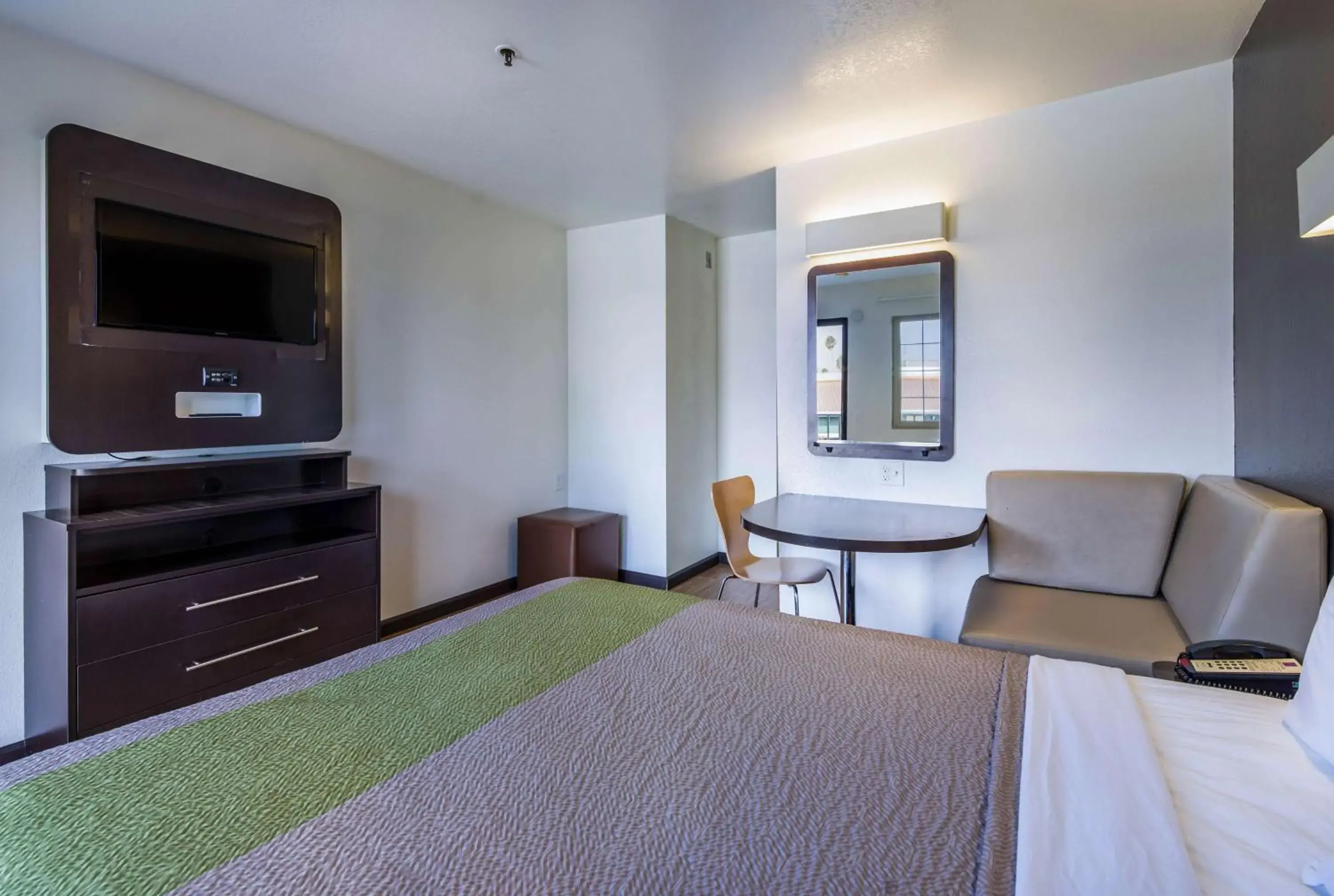 TV and multimedia, Bed in Studio 6-Fairfield, CA - Napa Valley TV and multimedia, Bed in Studio 6-Fairfield, CA - Napa Valley