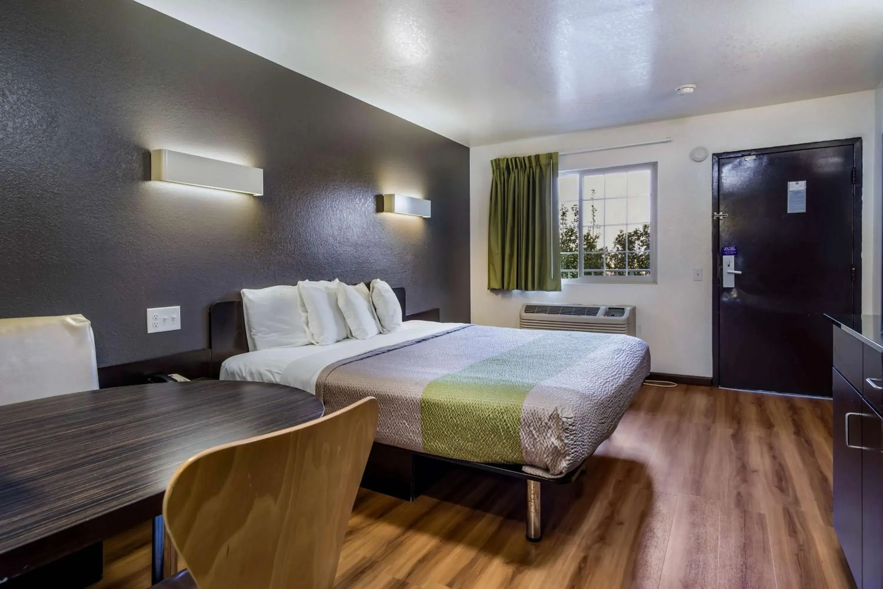 Photo of the whole room, Bed in Studio 6-Fairfield, CA - Napa Valley Photo of the whole room, Bed in Studio 6-Fairfield, CA - Napa Valley