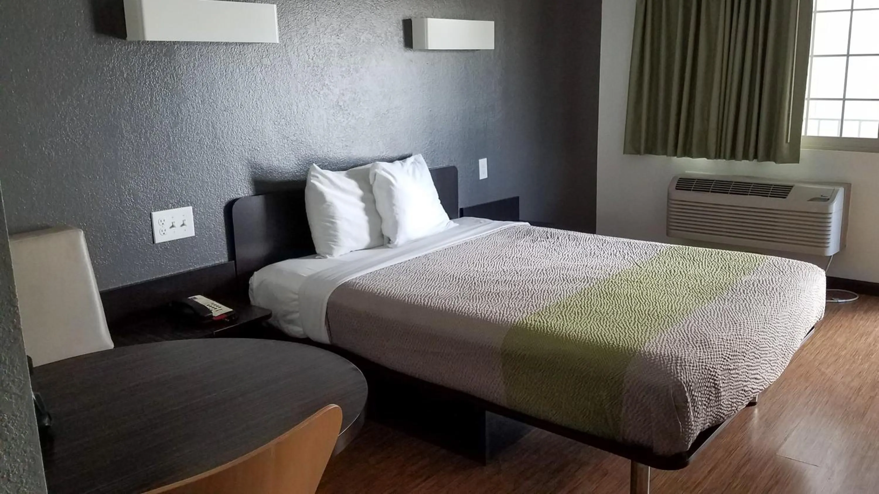 Bedroom, Bed in Studio 6-Fairfield, CA - Napa Valley