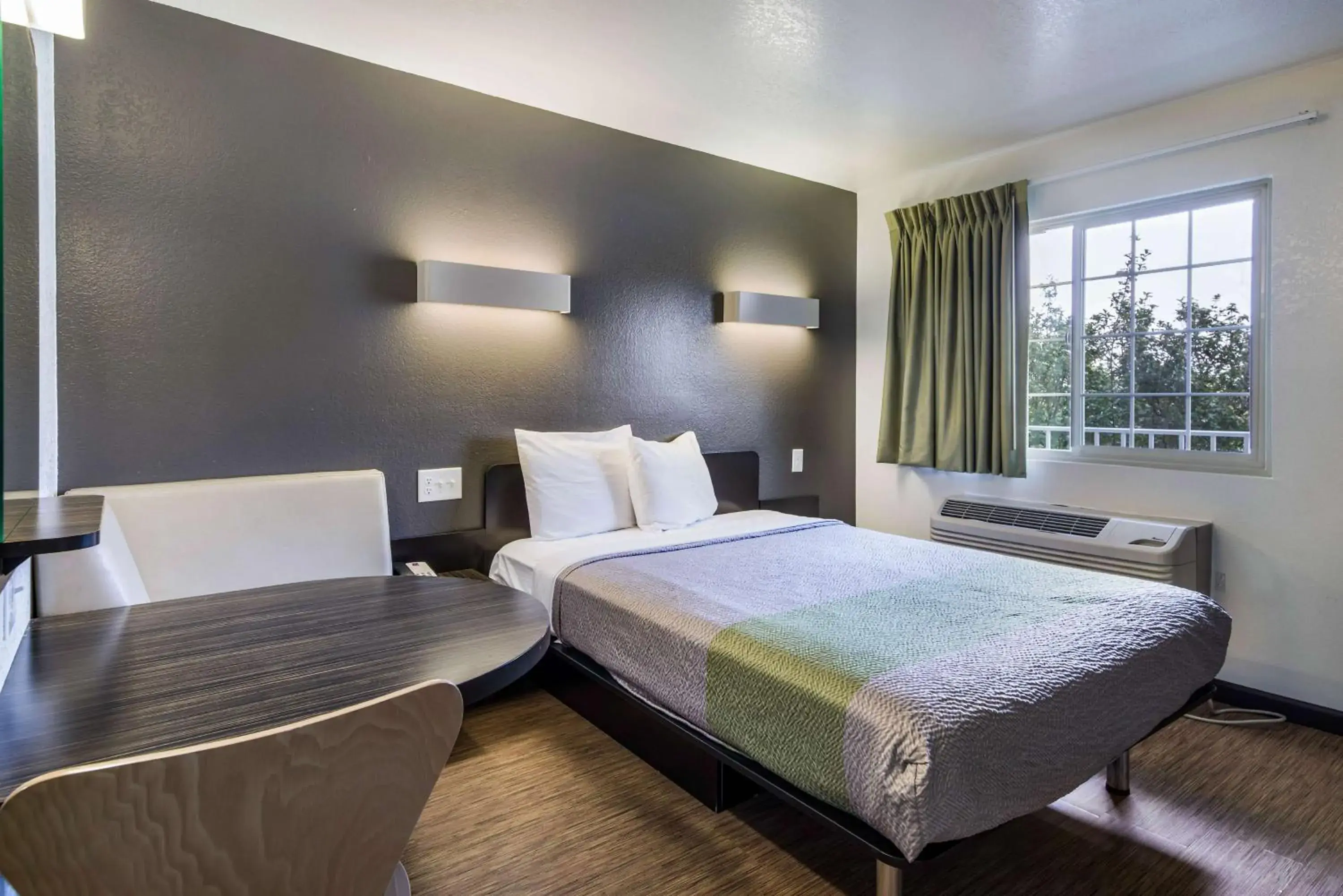 Photo of the whole room, Bed in Studio 6-Fairfield, CA - Napa Valley Photo of the whole room, Bed in Studio 6-Fairfield, CA - Napa Valley