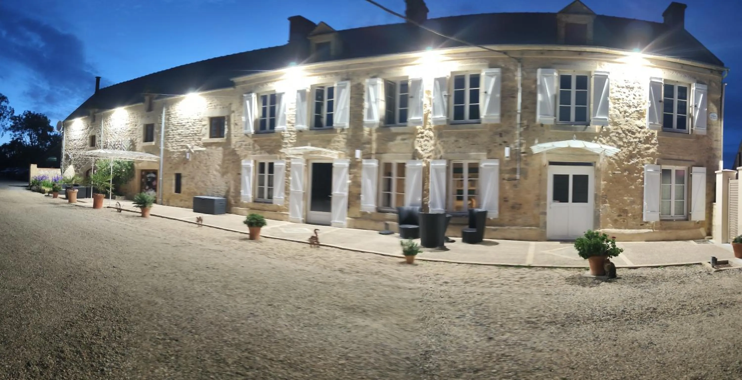 Night in La ferme aux chats