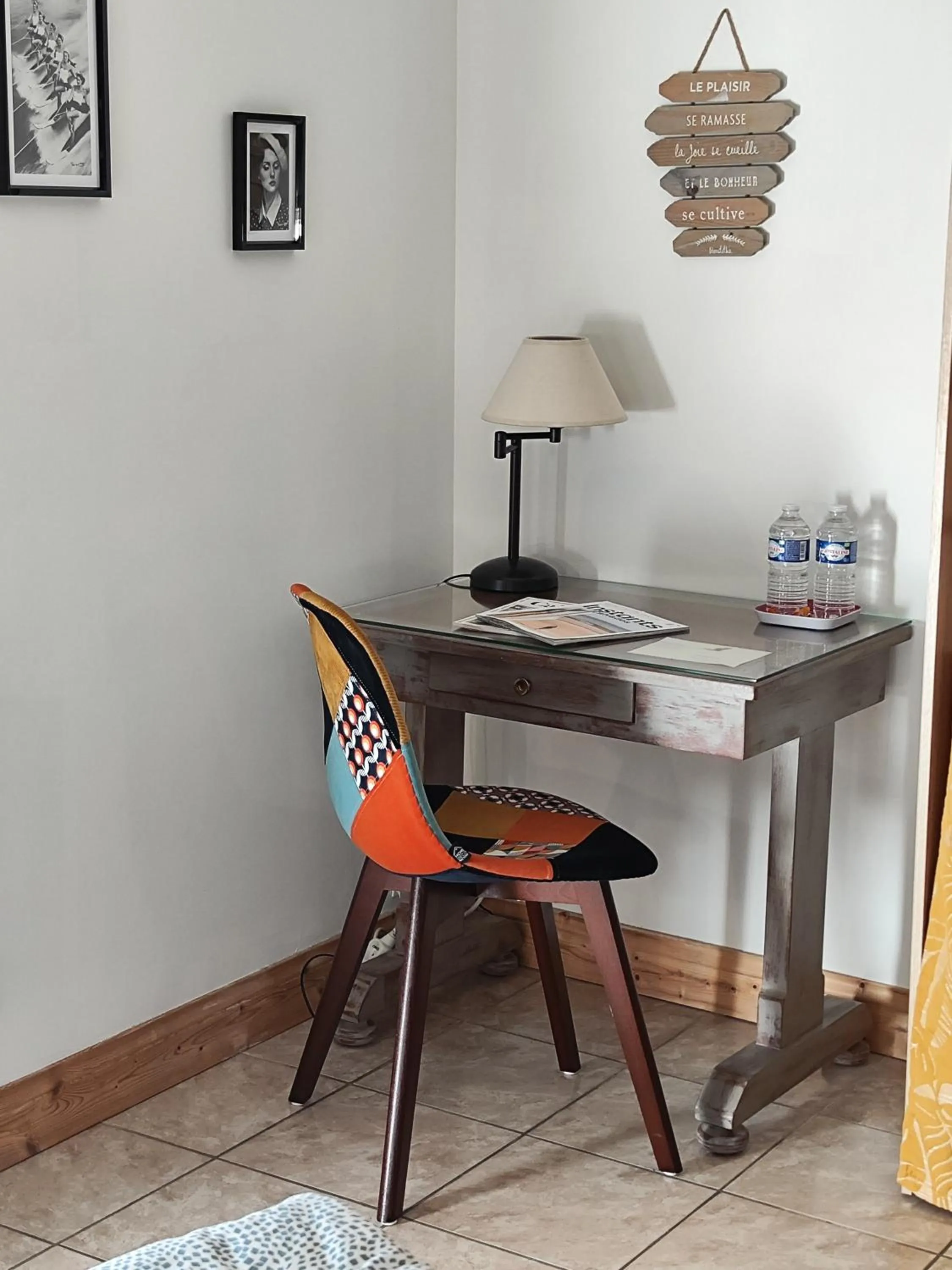 Decorative detail in La ferme aux chats