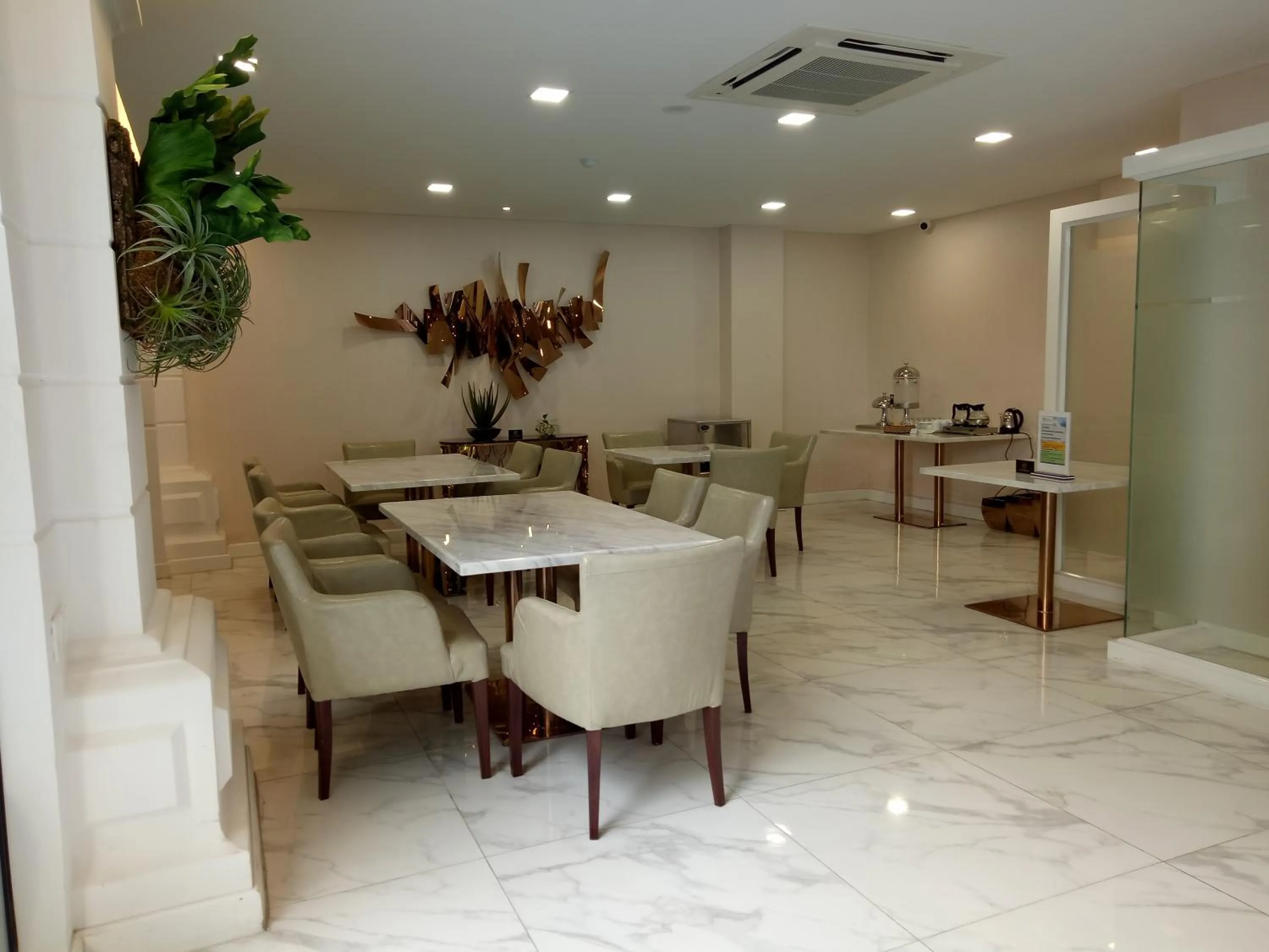 Restaurant/places to eat in V Boutique Hotel