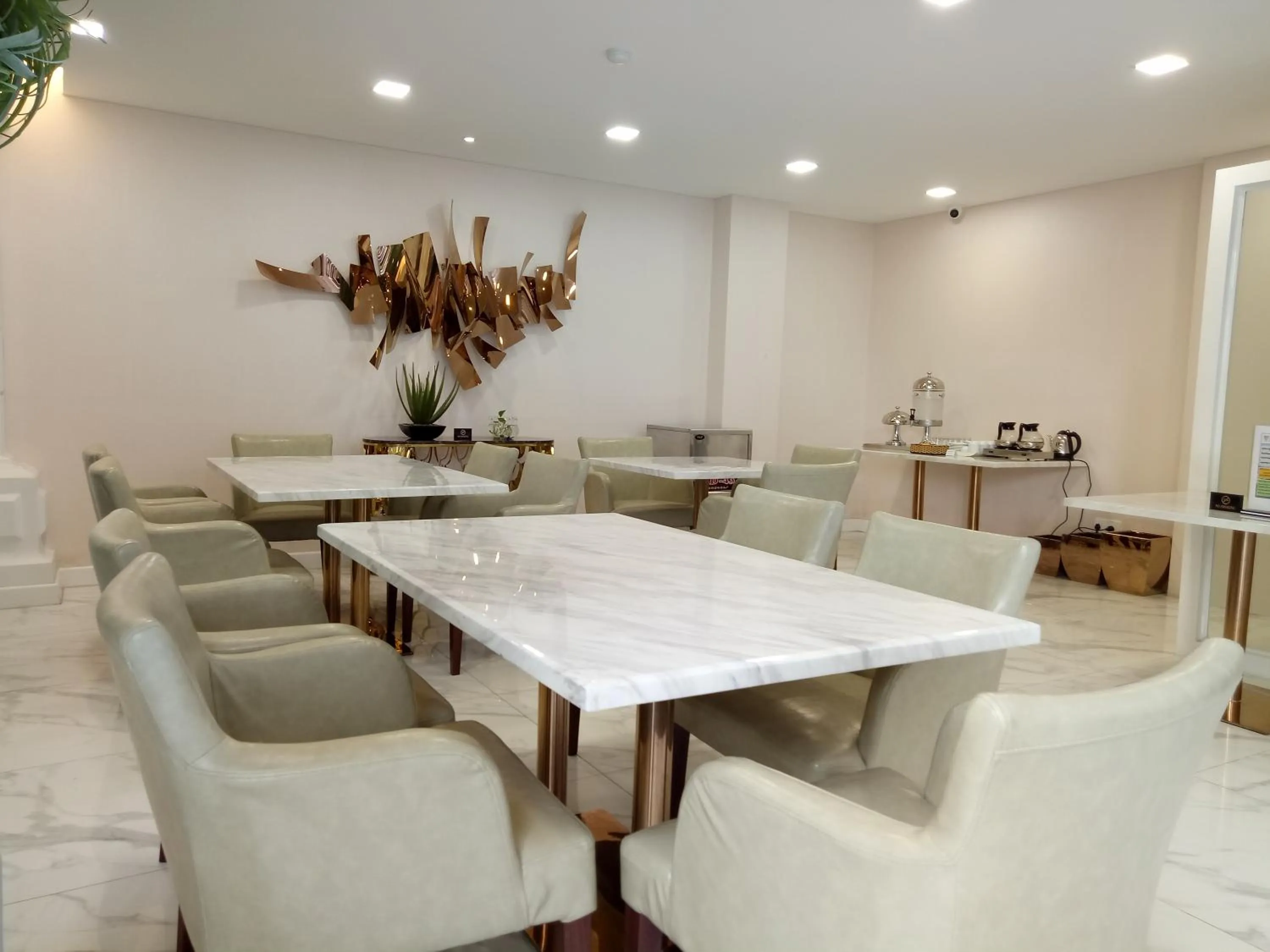 Restaurant/places to eat in V Boutique Hotel