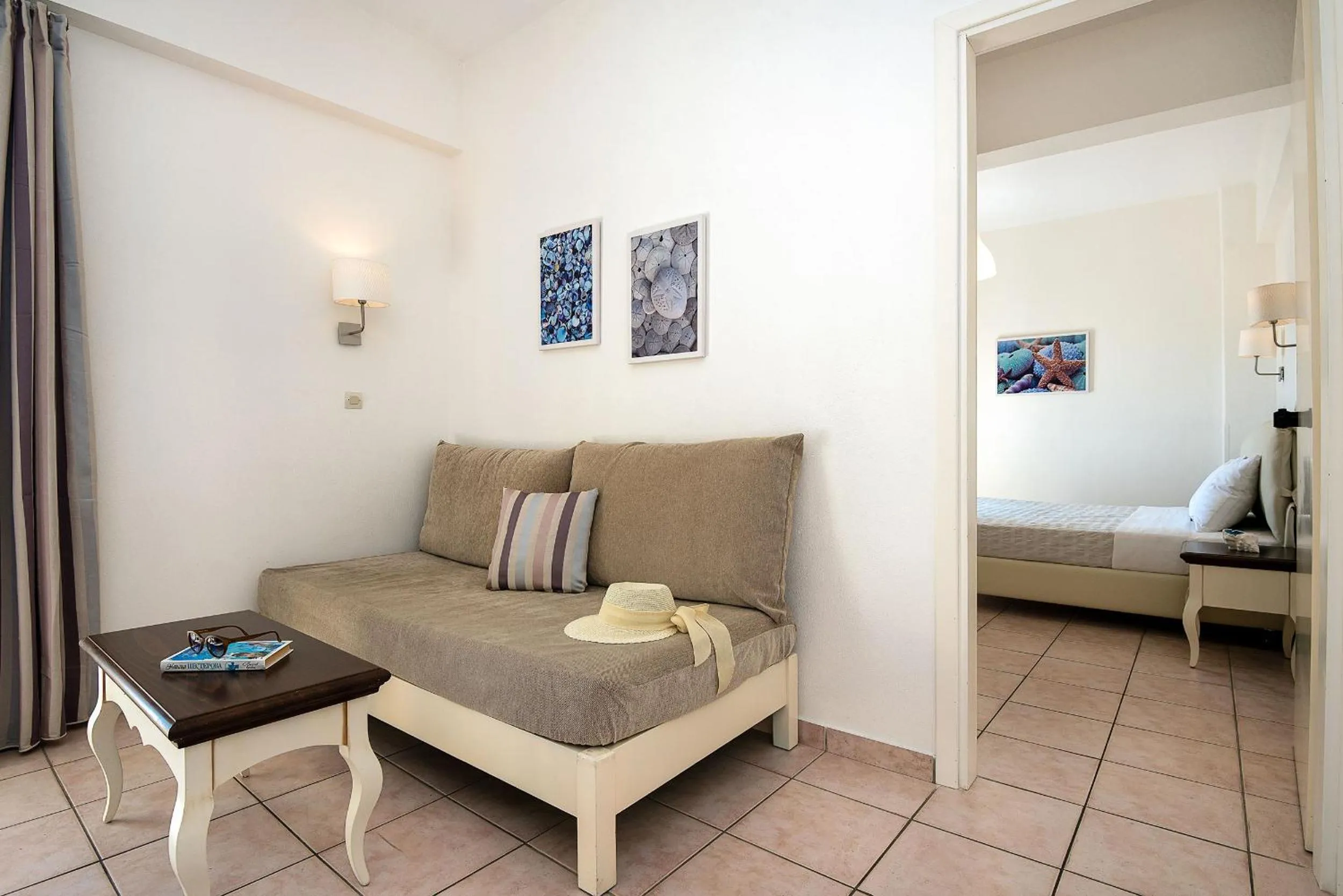 TV and multimedia, Bed in Diamond Apartments & Suites