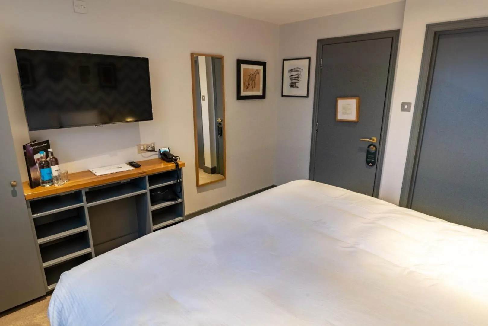 Photo of the whole room, Bed in Albert Arms