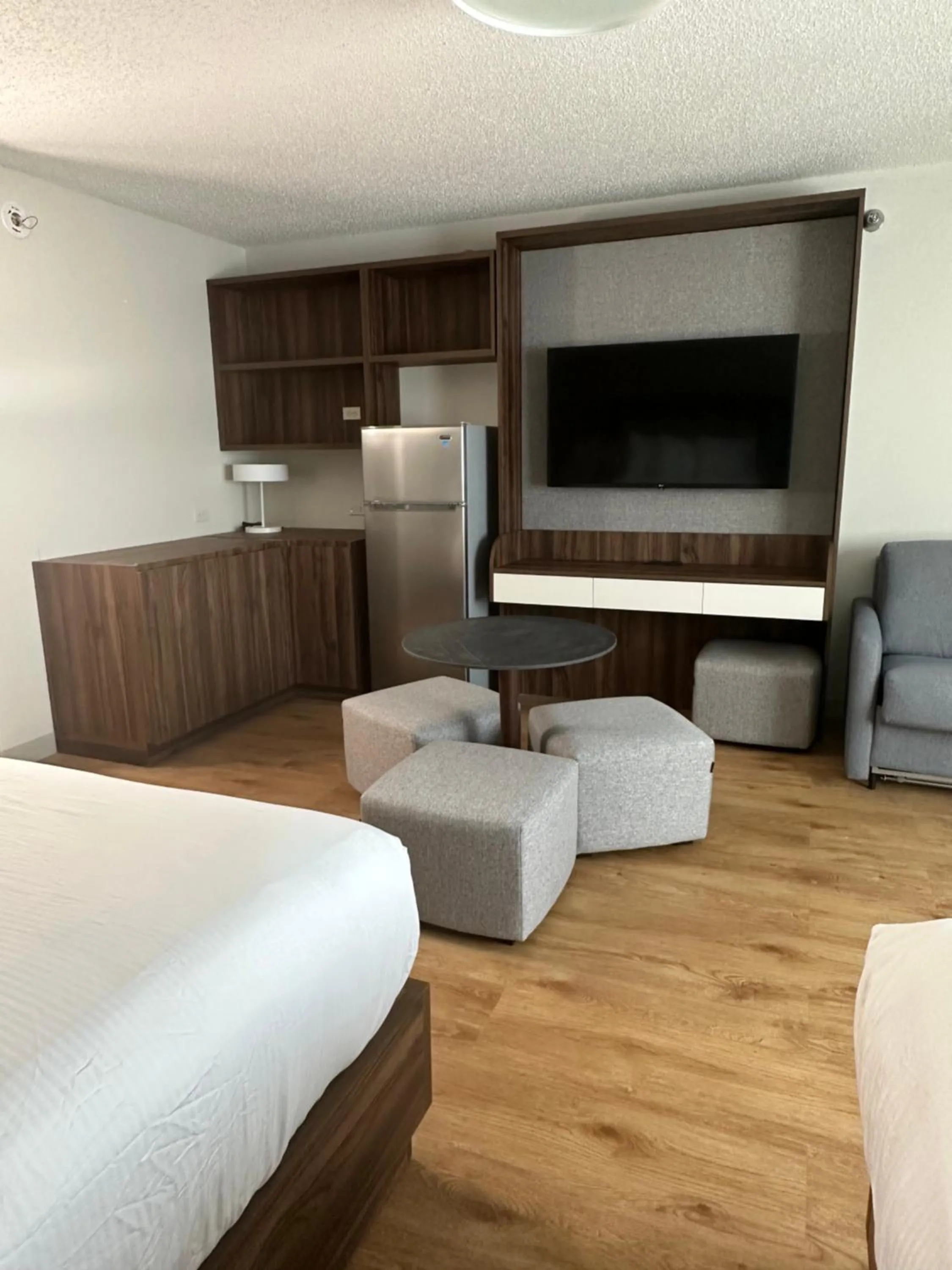 Seating area in Wingate by Wyndham Hattiesburg