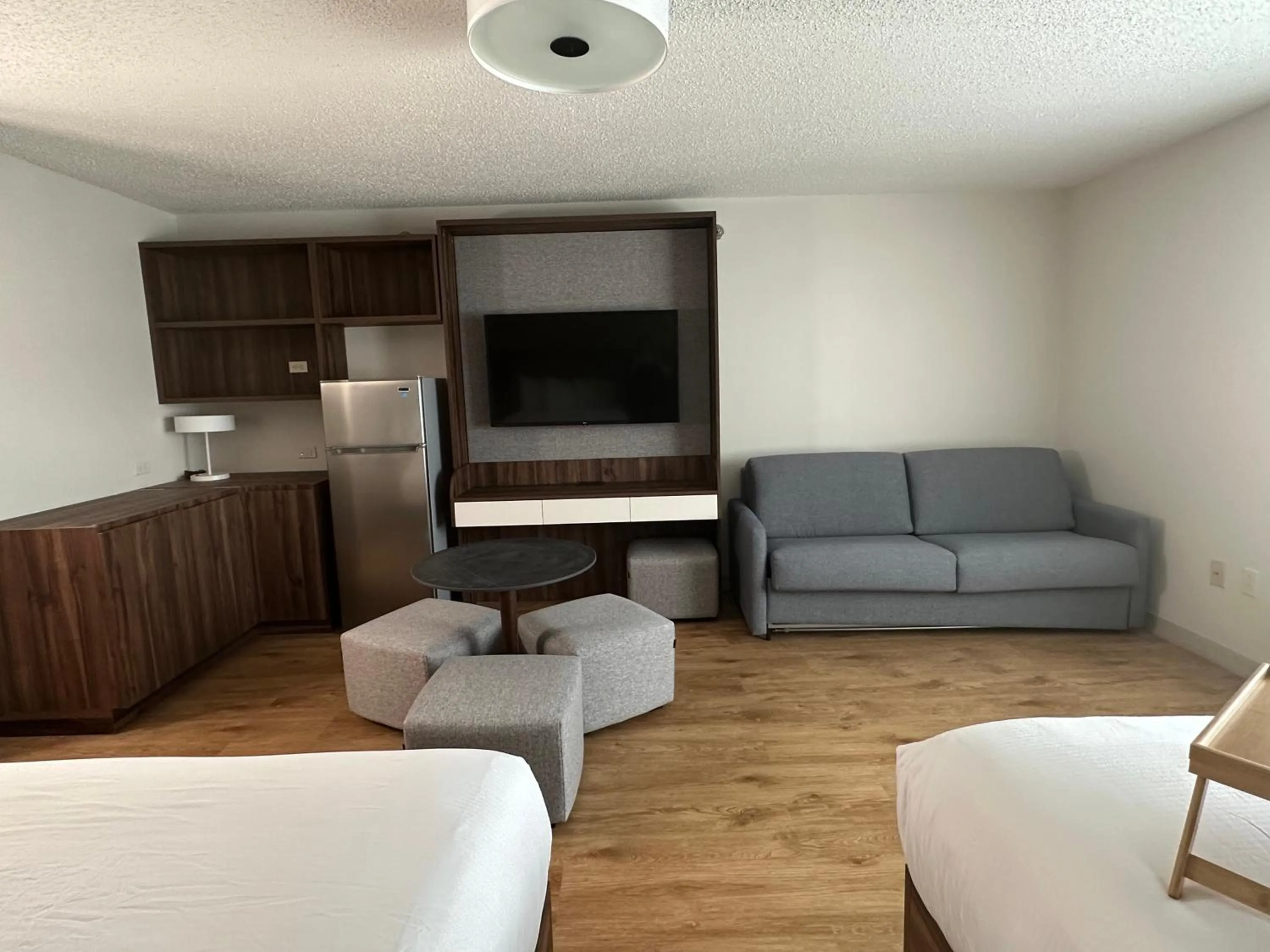 Seating area in Wingate by Wyndham Hattiesburg