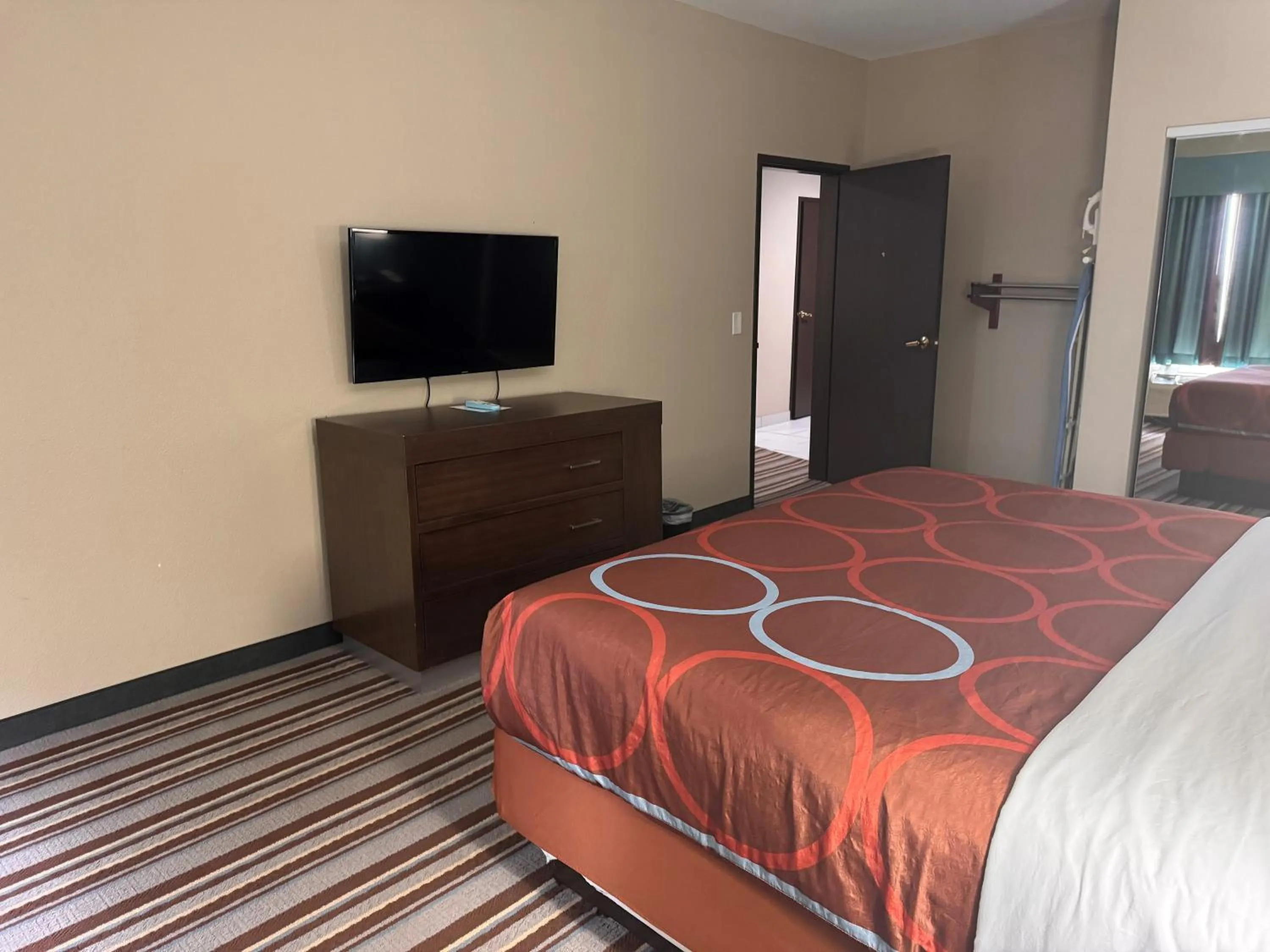 Bedroom, Bed in Super 8 by Wyndham Port Arthur/Nederland Area