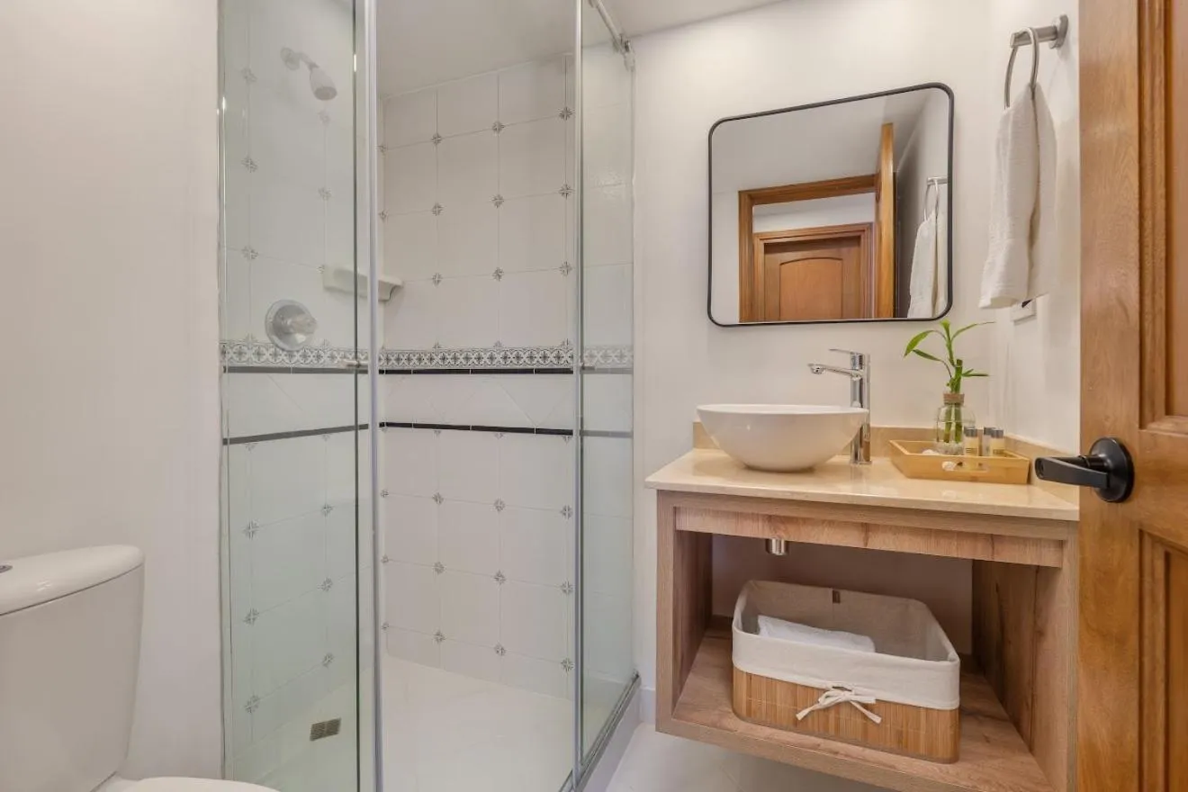 Shower in Alcazar de Oviedo by EE Hoteles