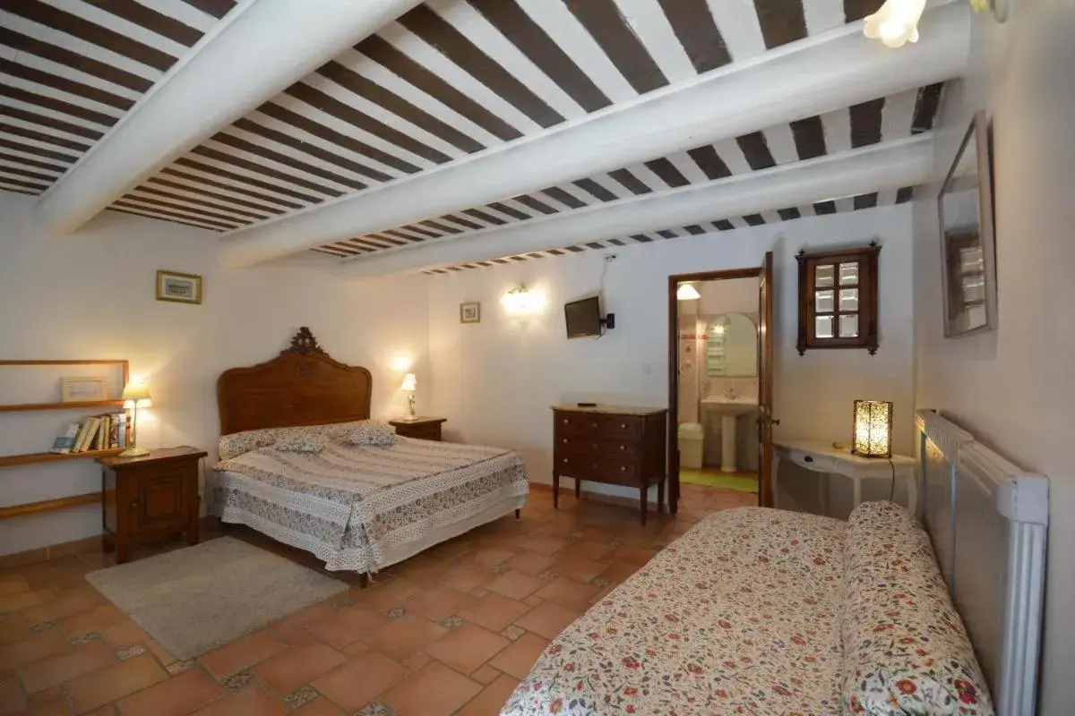 Triple Room with Bath in Moulin d'Antelon B&B Triple Room with Bath in Moulin d'Antelon B&B