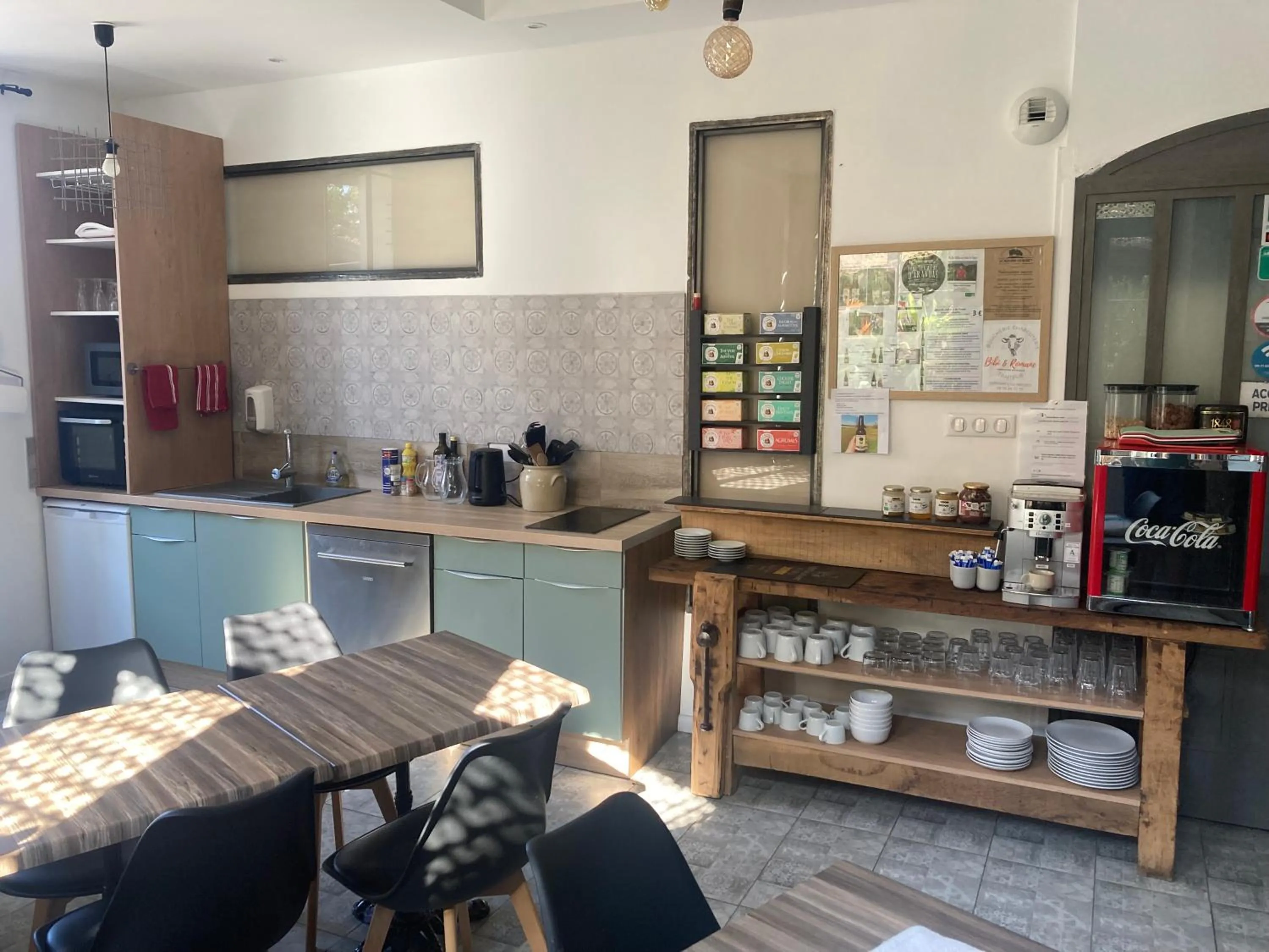 Communal kitchen in A deux pas du Rheby