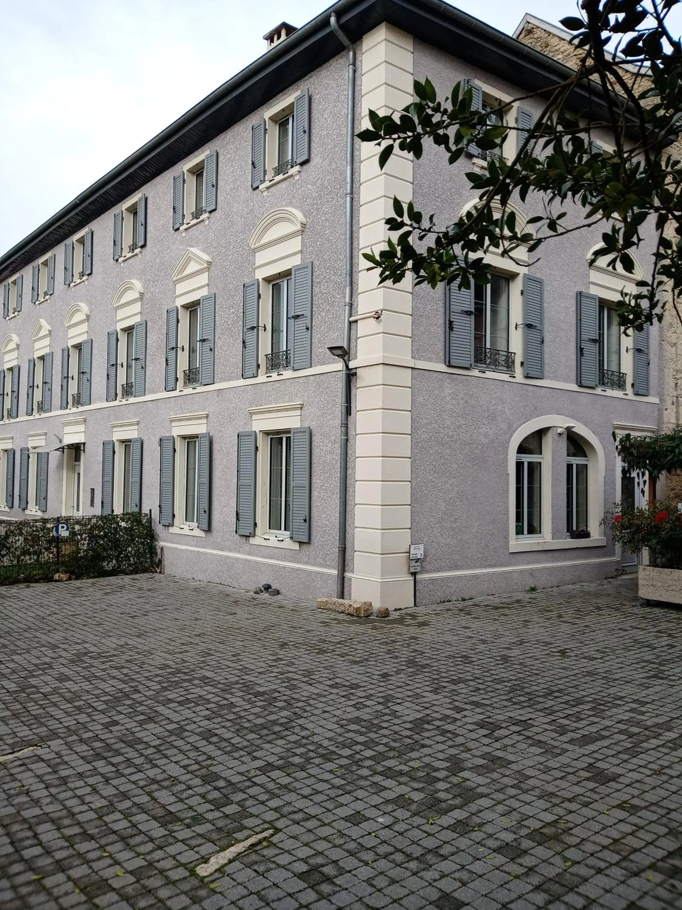 Property building in A deux pas du Rheby