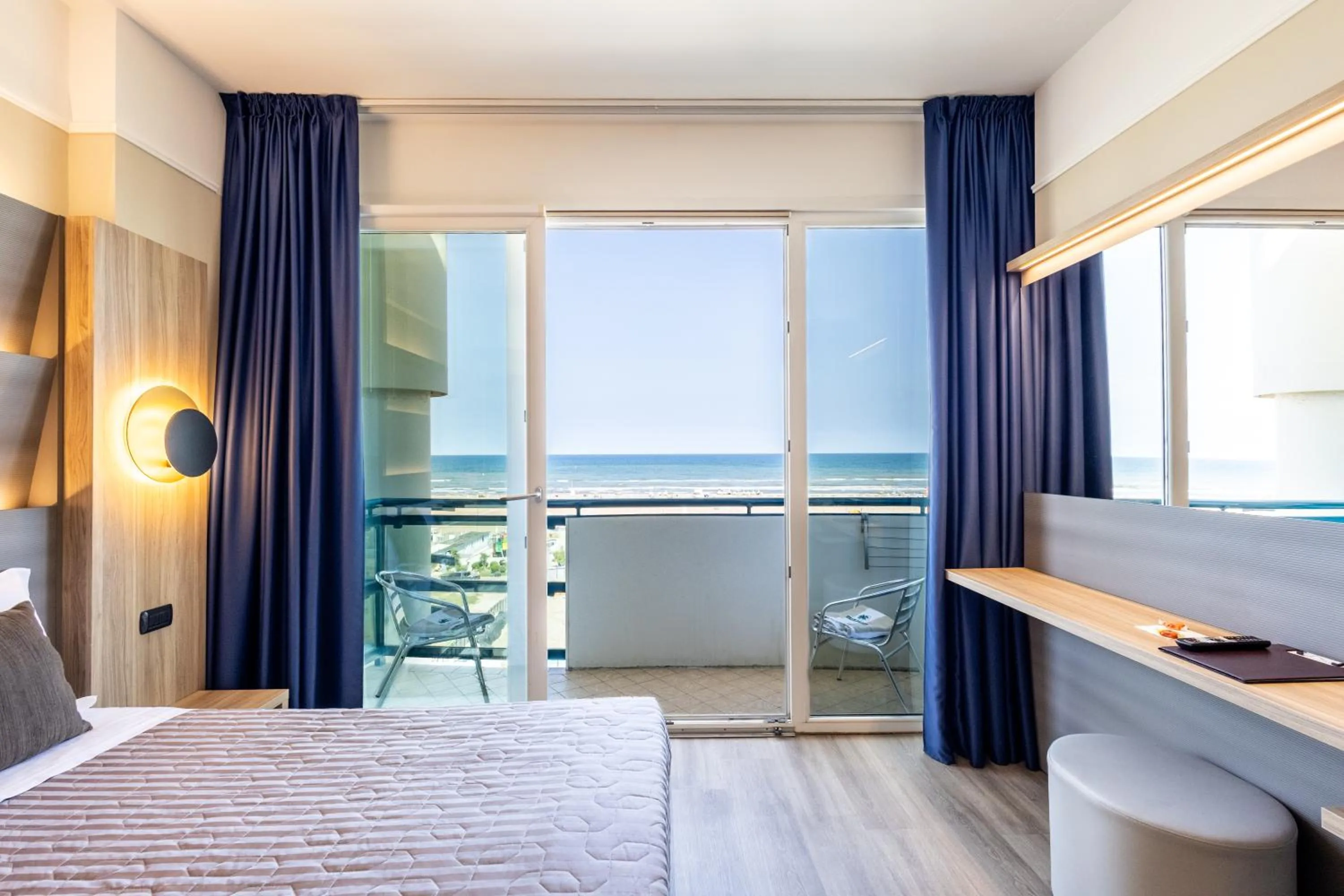 Day, Bed in Hotel Palm Beach B&B SEA VIEW