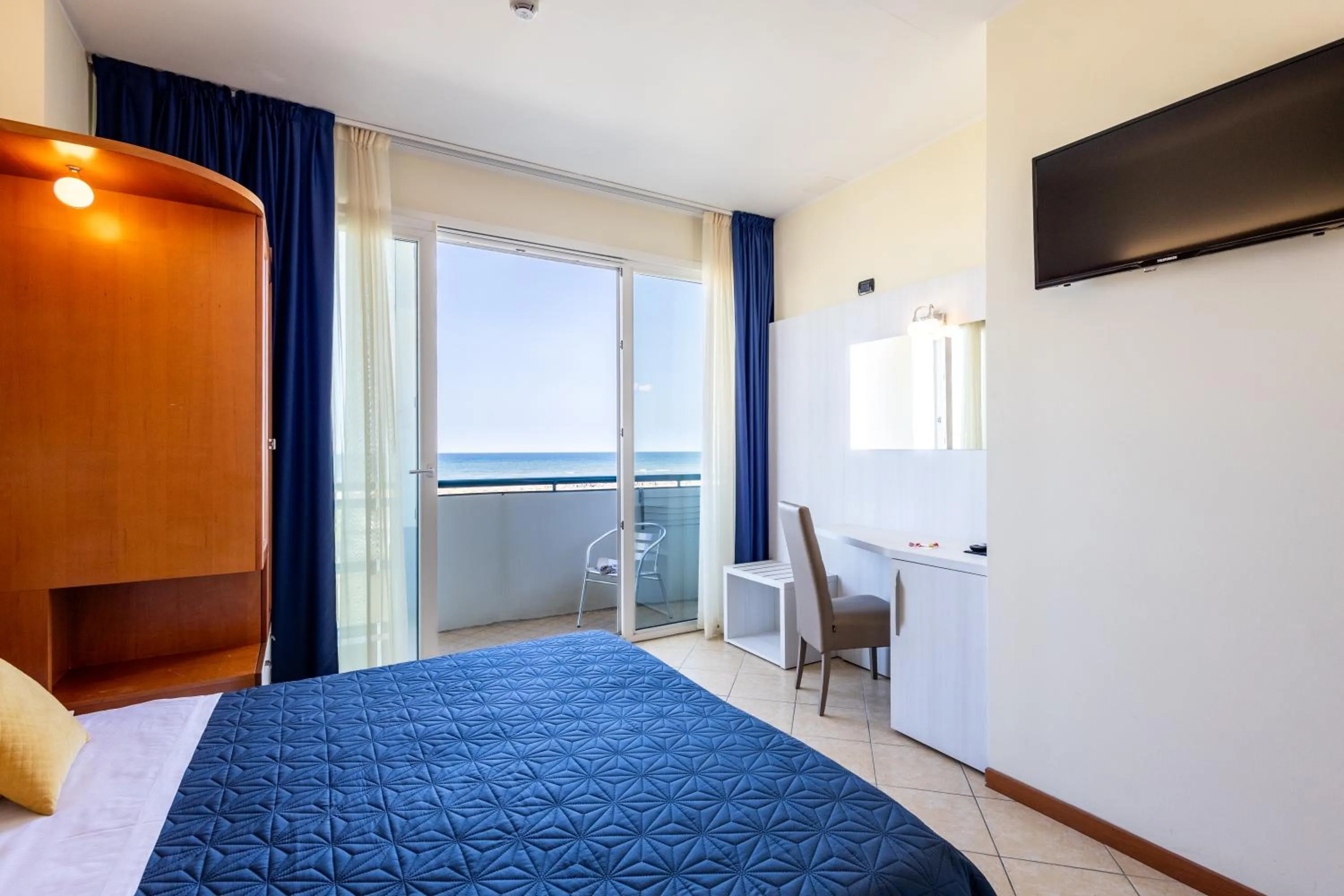 Bedroom, Bed in Hotel Palm Beach B&B SEA VIEW