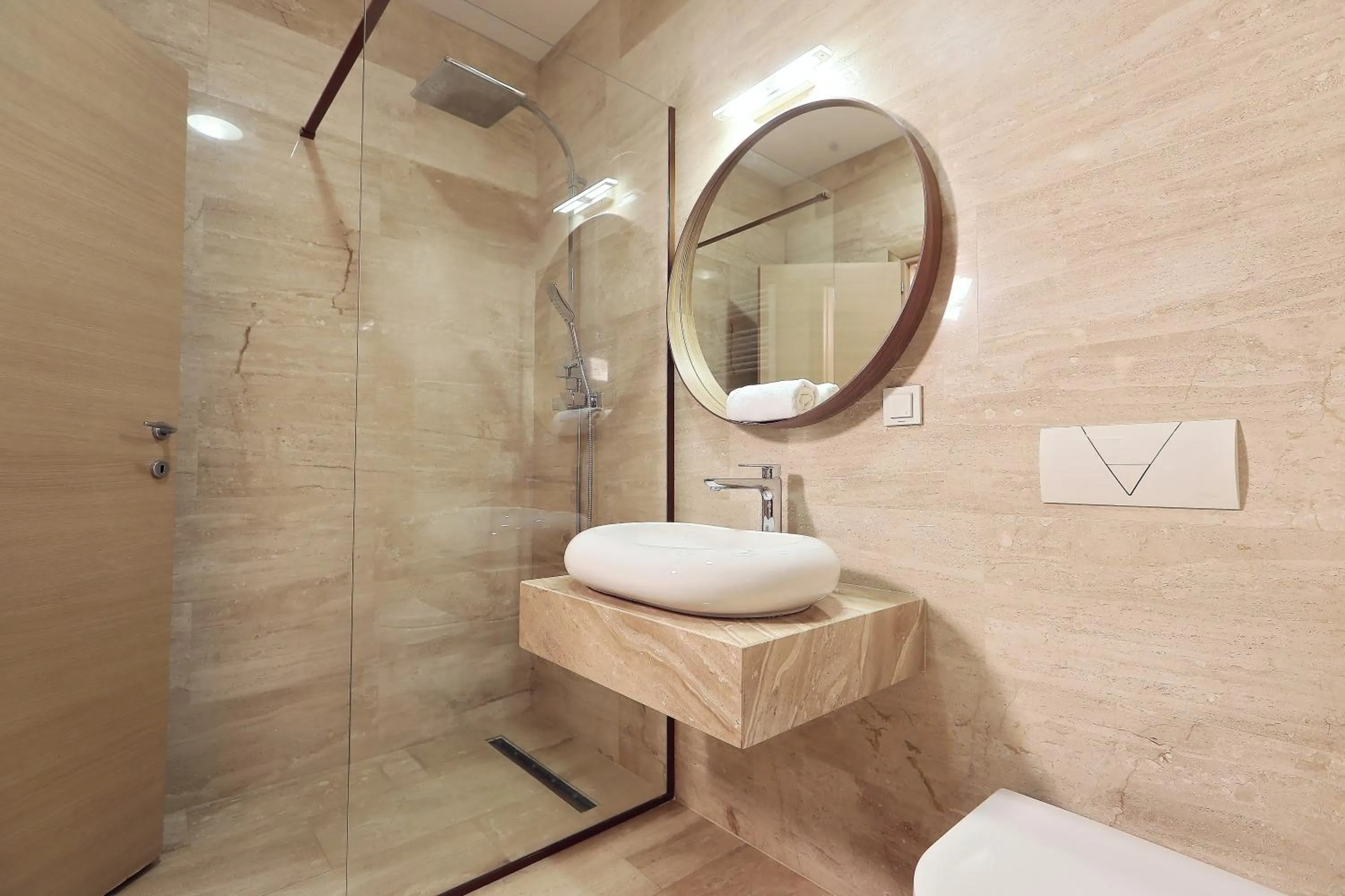 Shower in Living In Aparthotel