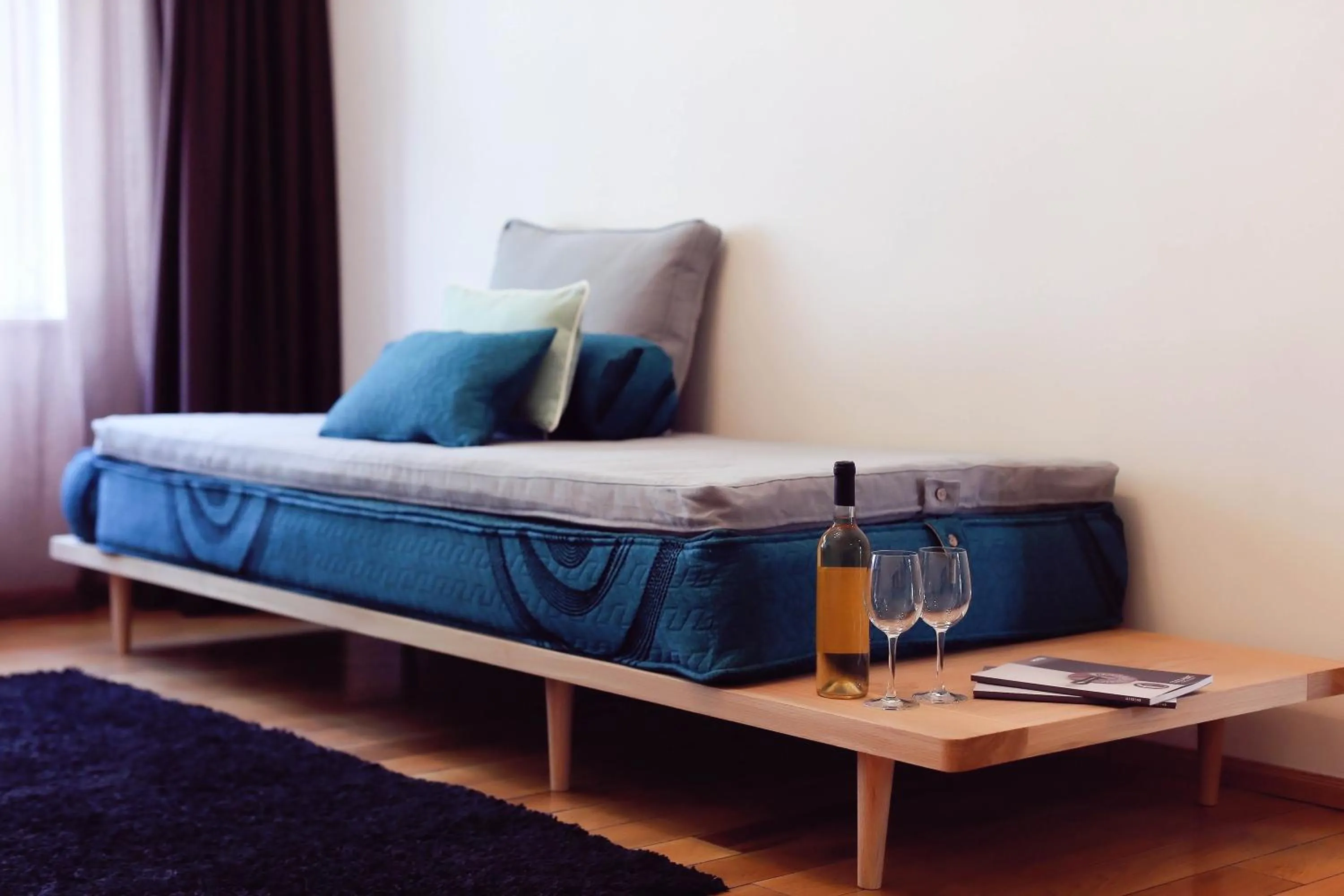 Living room, Bed in Living In Aparthotel