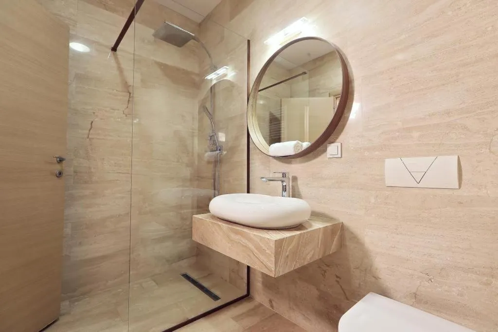 Shower in Living In Aparthotel