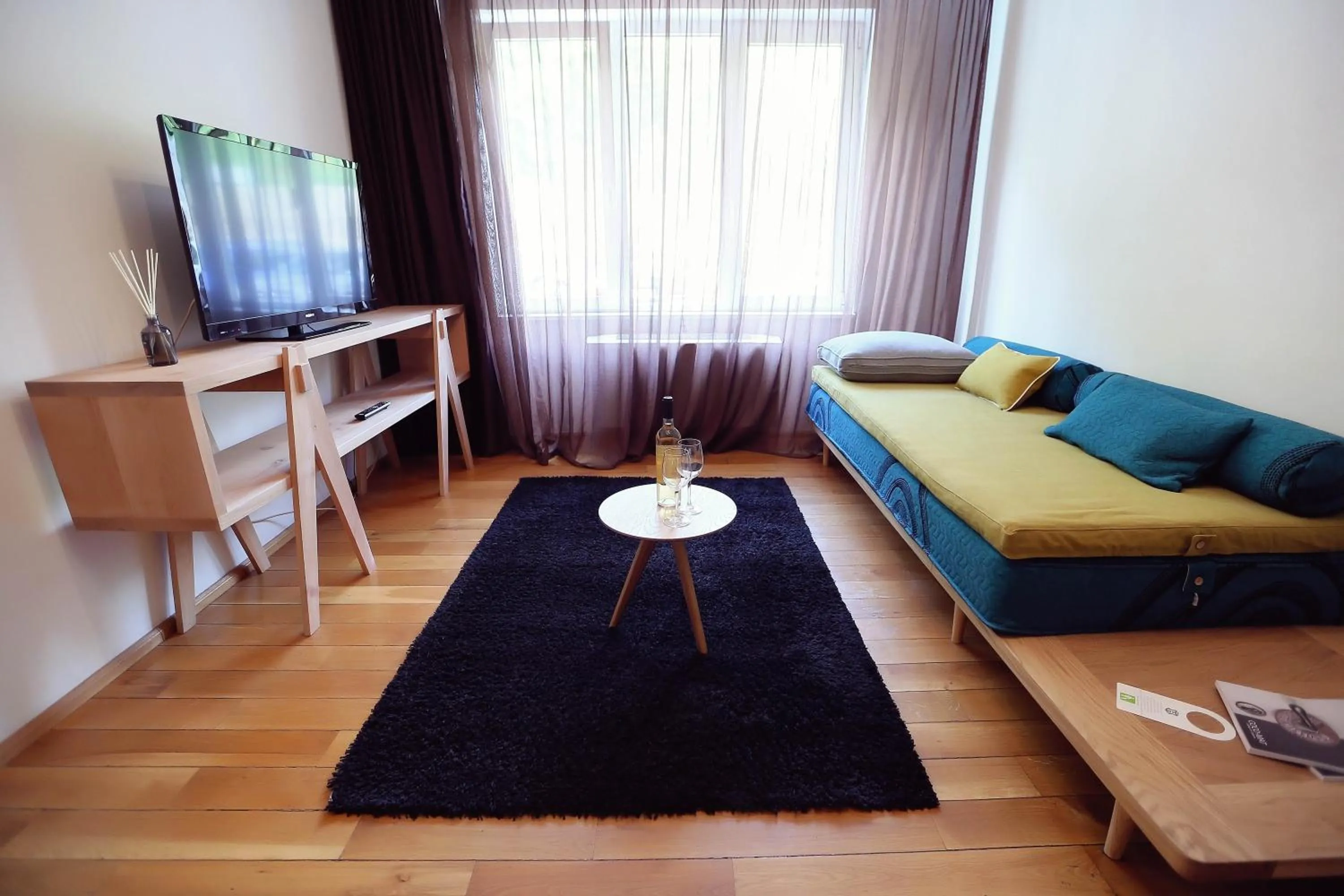 Living room, Bed in Living In Aparthotel