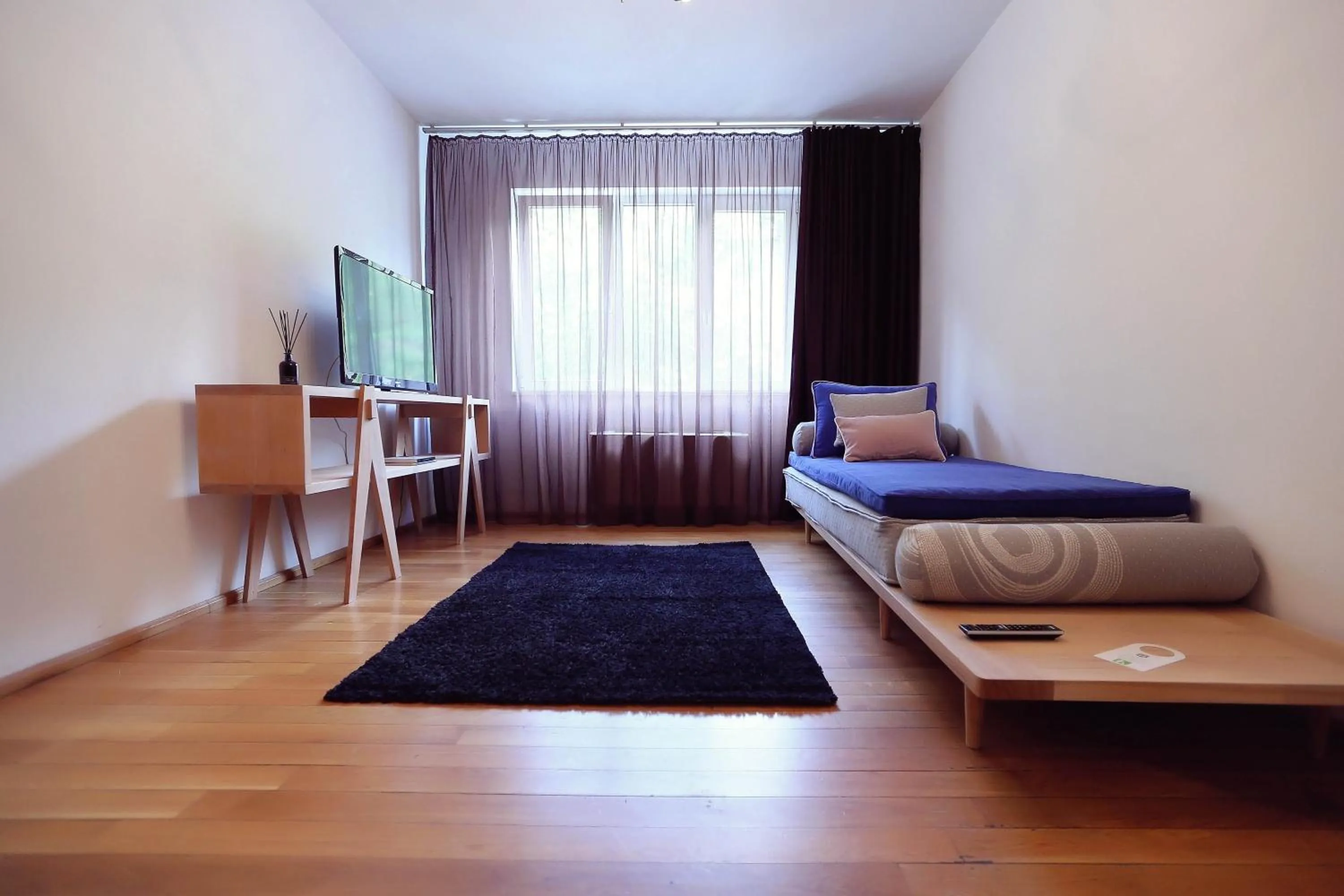 Living room, Bed in Living In Aparthotel