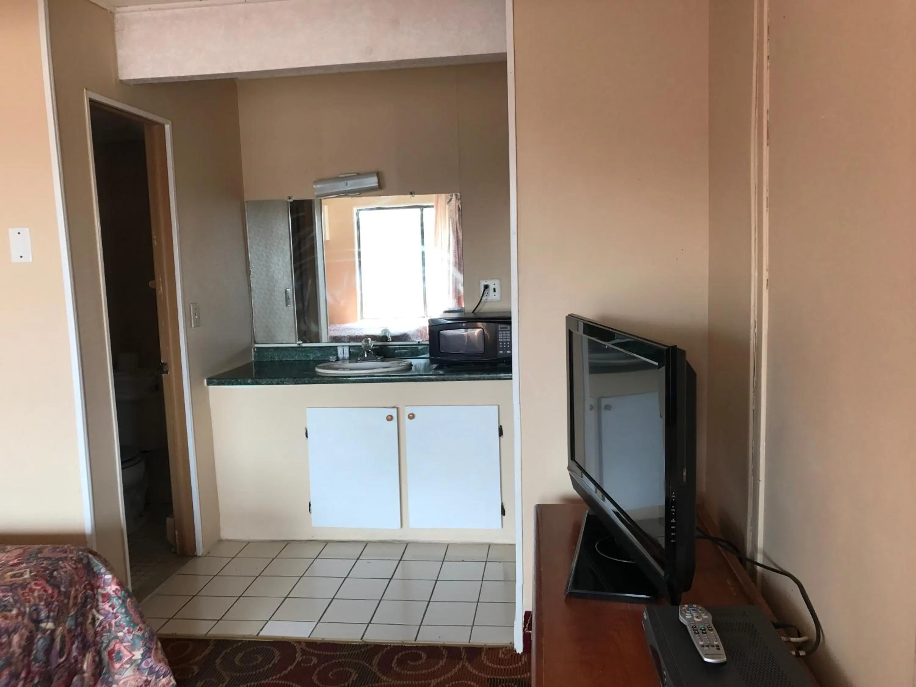 TV and multimedia, TV/Entertainment Center in La Fontana Motel