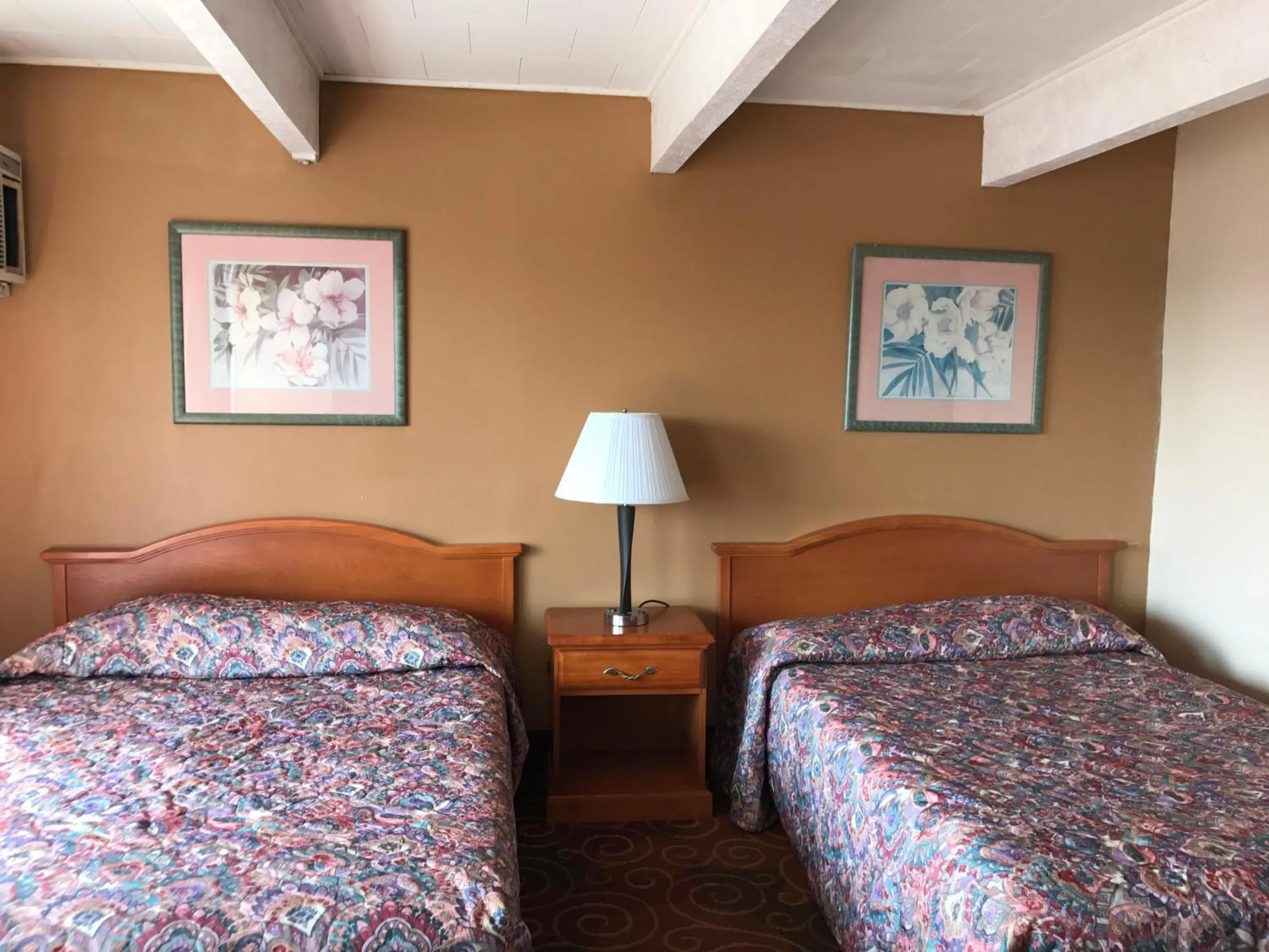 Photo of the whole room in La Fontana Motel