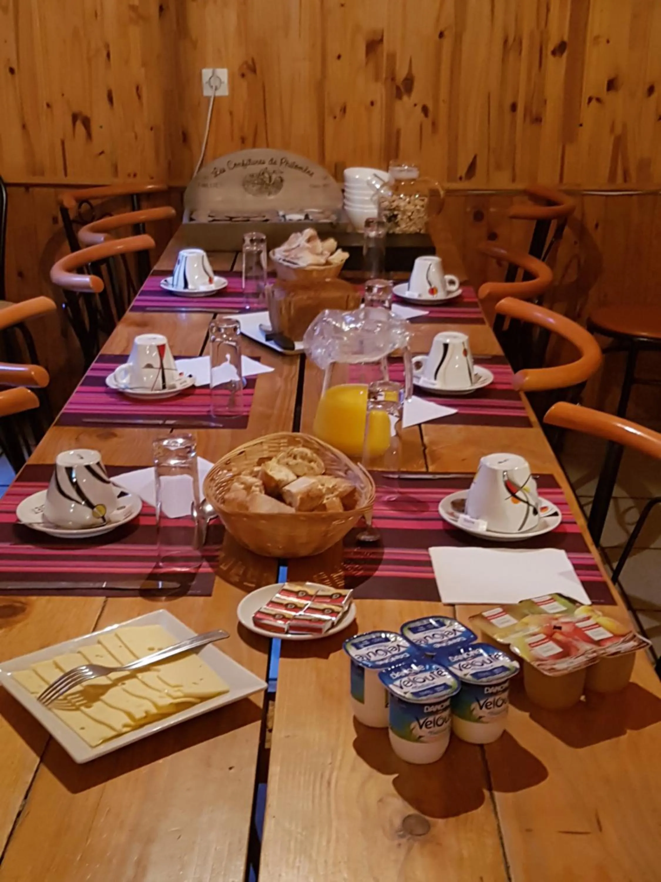 Breakfast in Auberge La Caverne