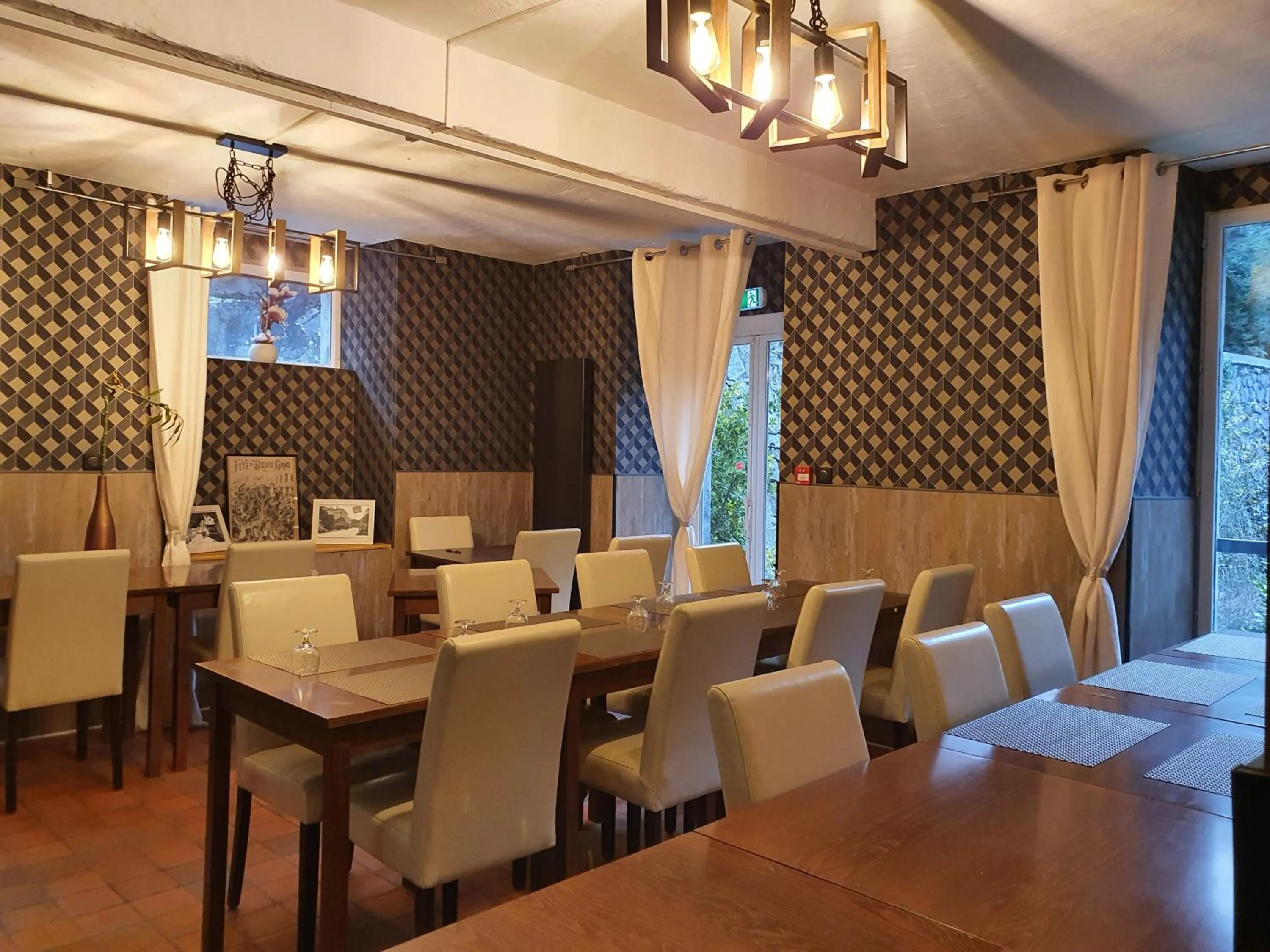 Restaurant/places to eat in Auberge La Caverne