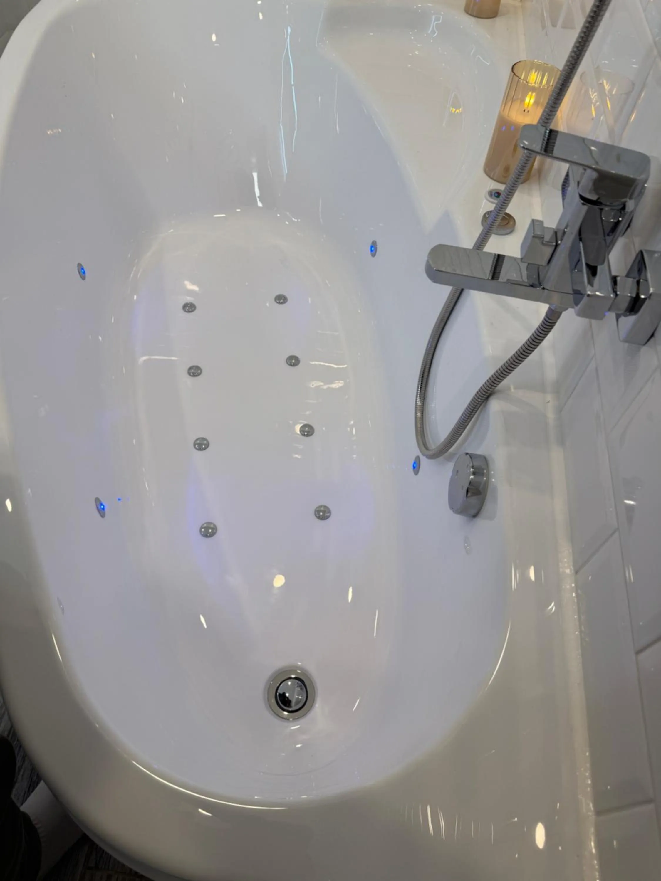 Hot Tub in Apart-Hotel LAVINA з ДЖАКУЗІ