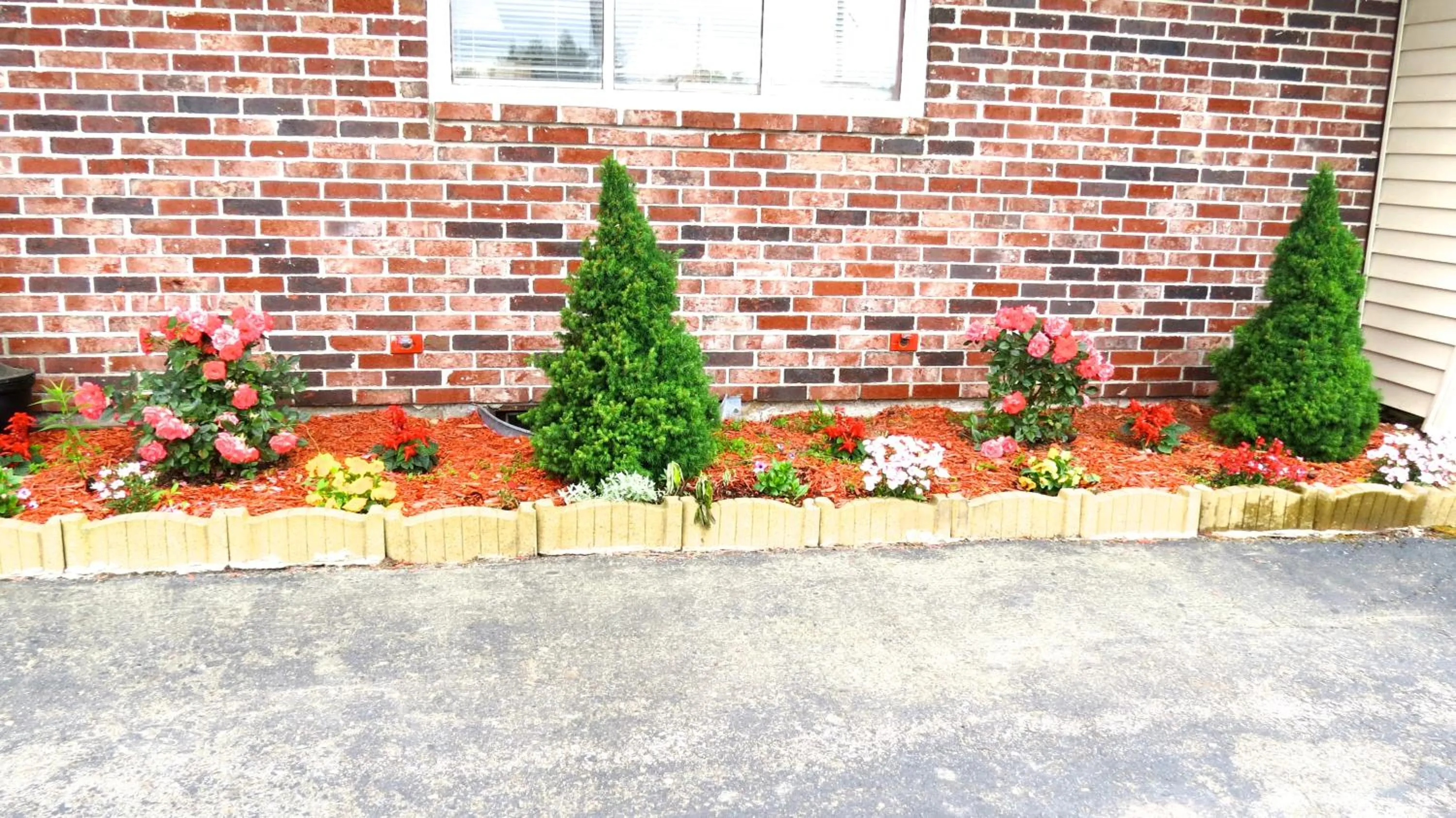 Facade/entrance in Budget Host Airport Inn