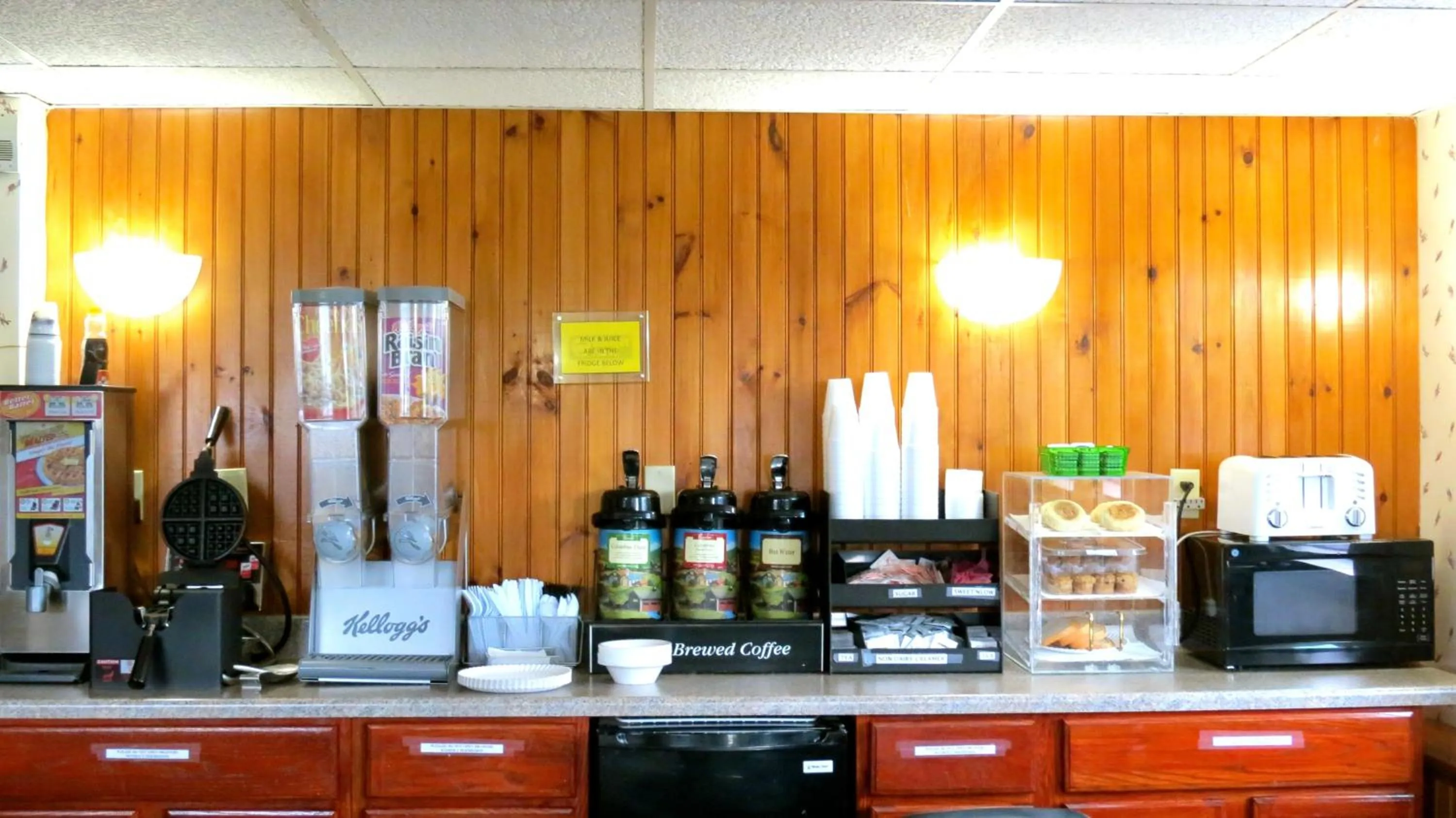 Lobby or reception in Budget Host Airport Inn