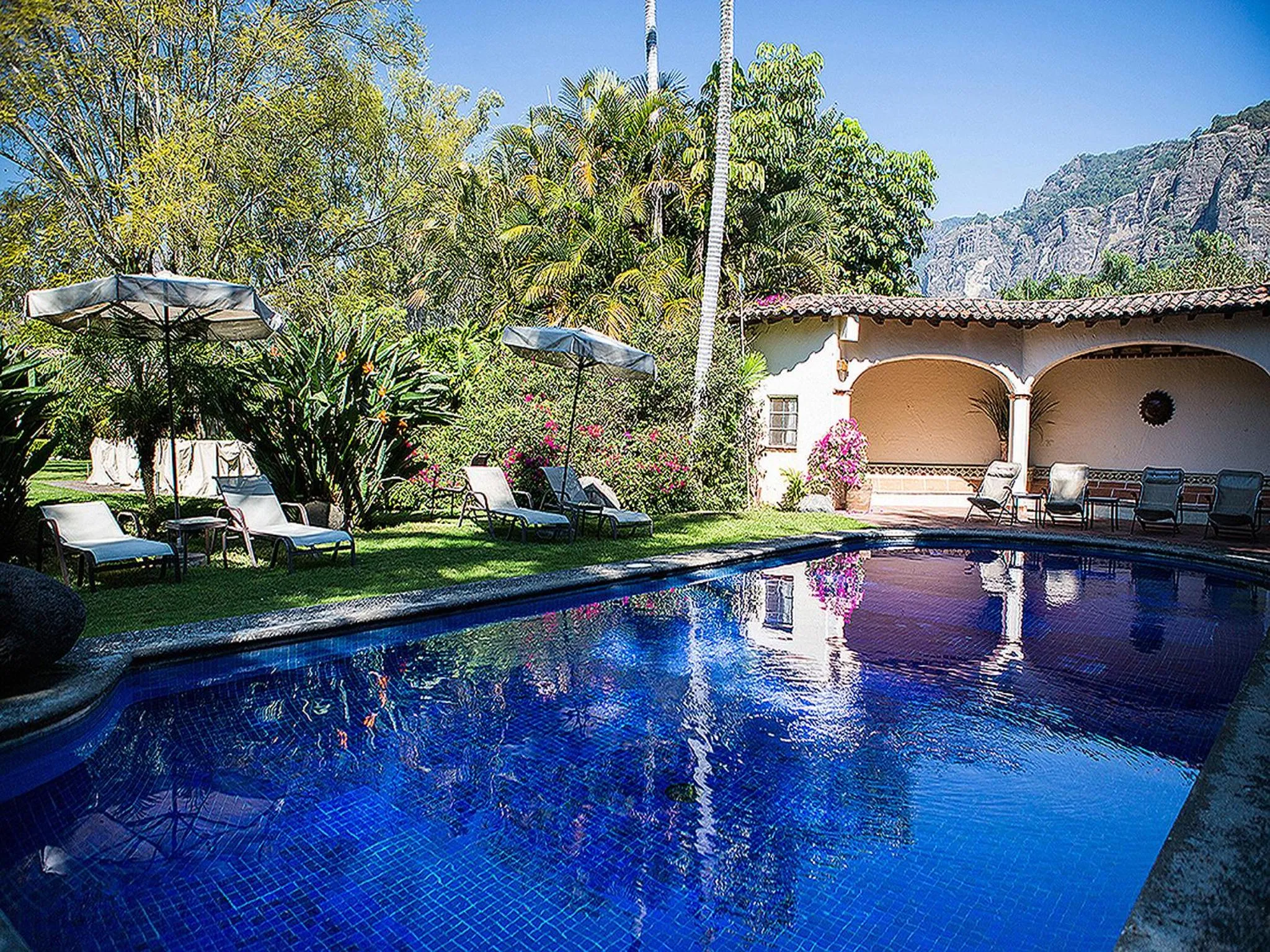 Swimming pool in Casa Bugambilia, Un Pequeño Hotel en Tepoztlán