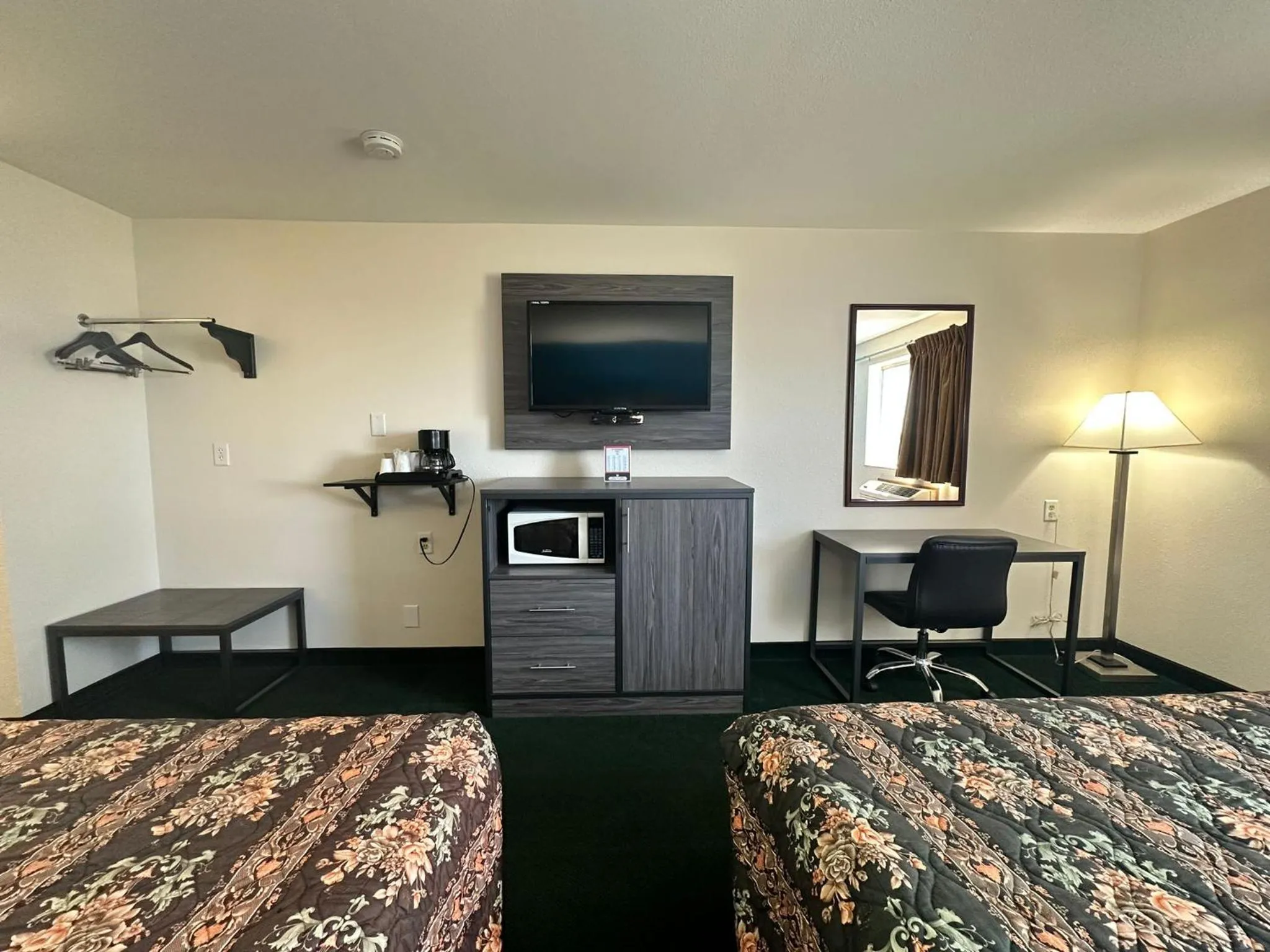 TV and multimedia, Bed in Super 7 Inn Tecumseh