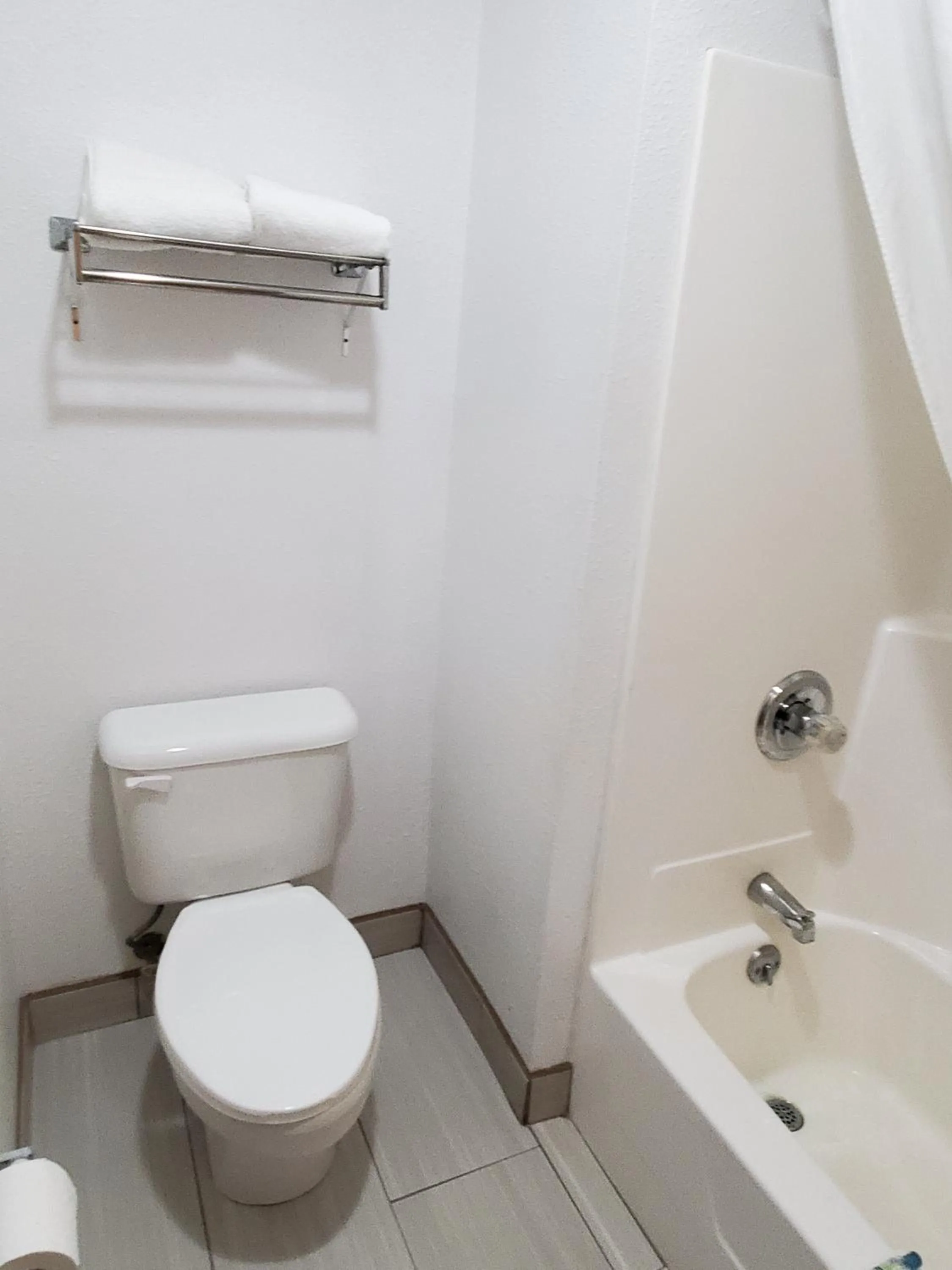 Toilet in Super 7 Inn Tecumseh