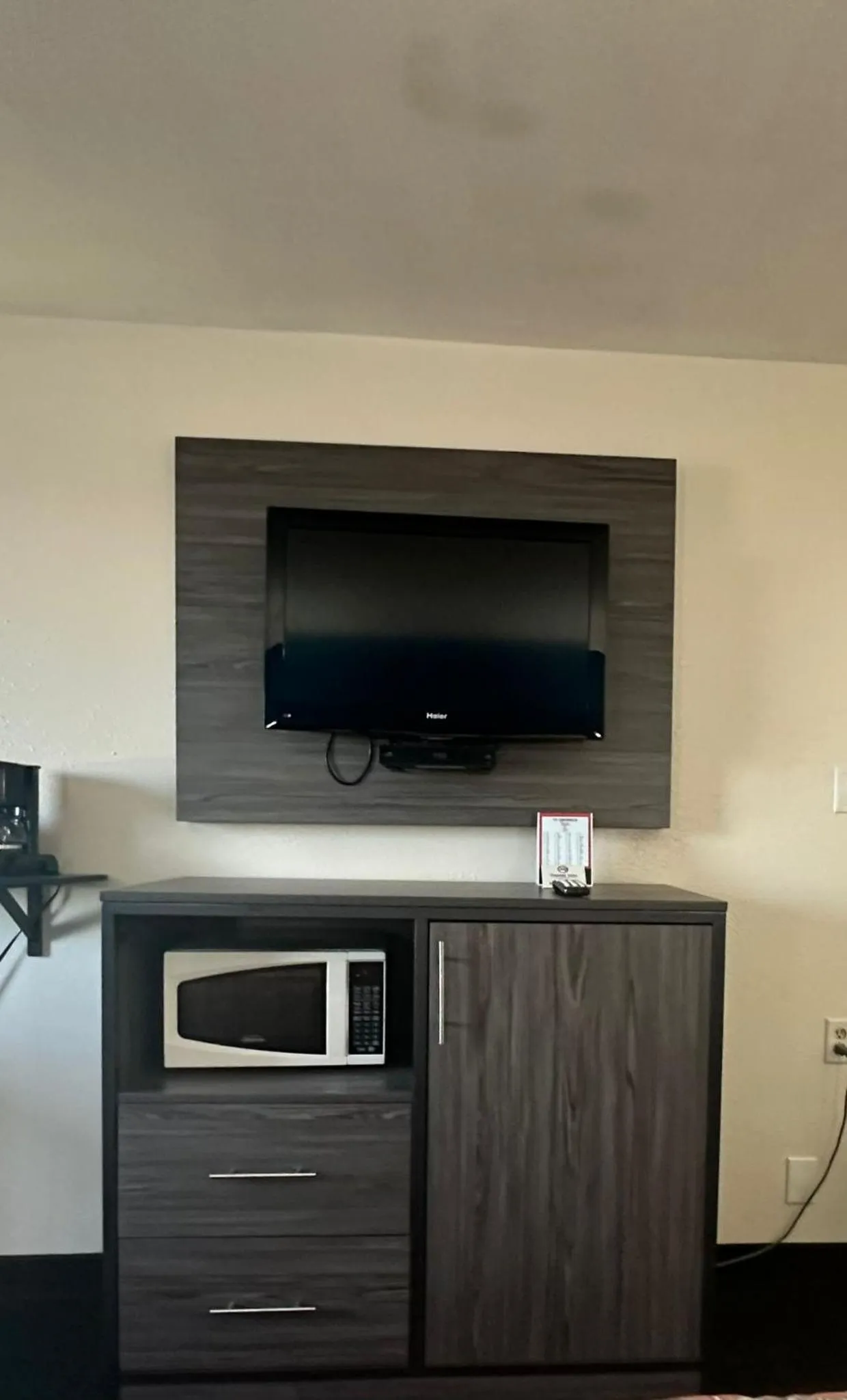 TV and multimedia in Super 7 Inn Tecumseh