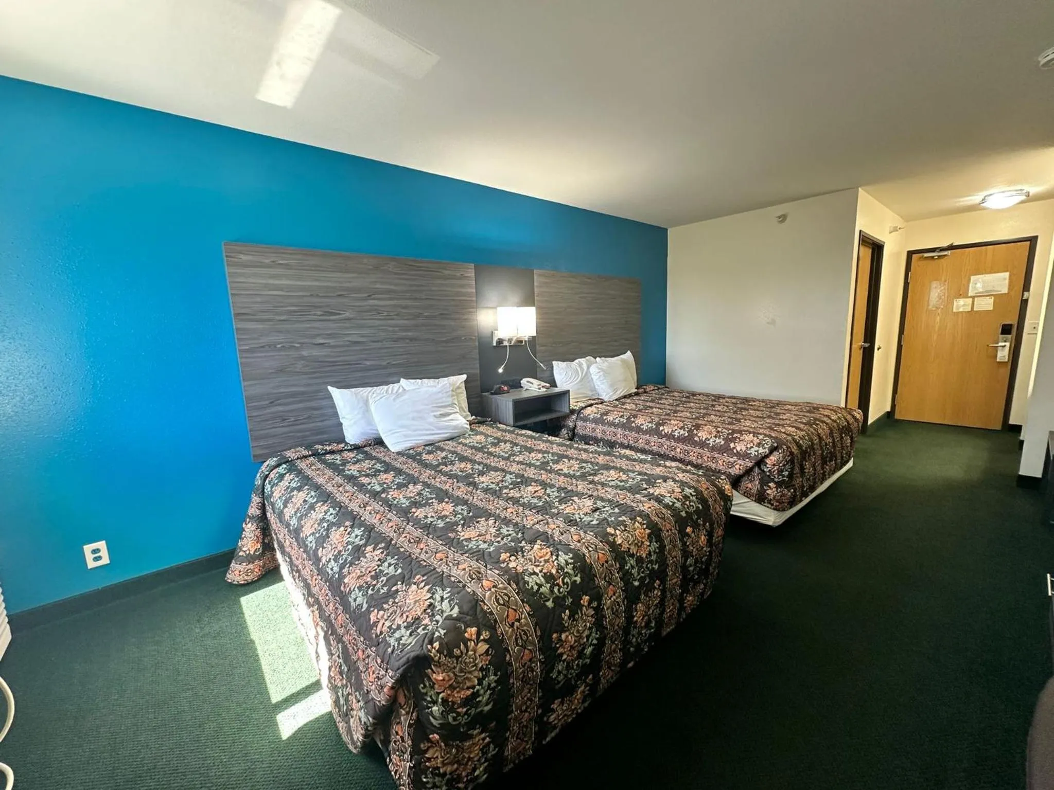 Bed in Super 7 Inn Tecumseh