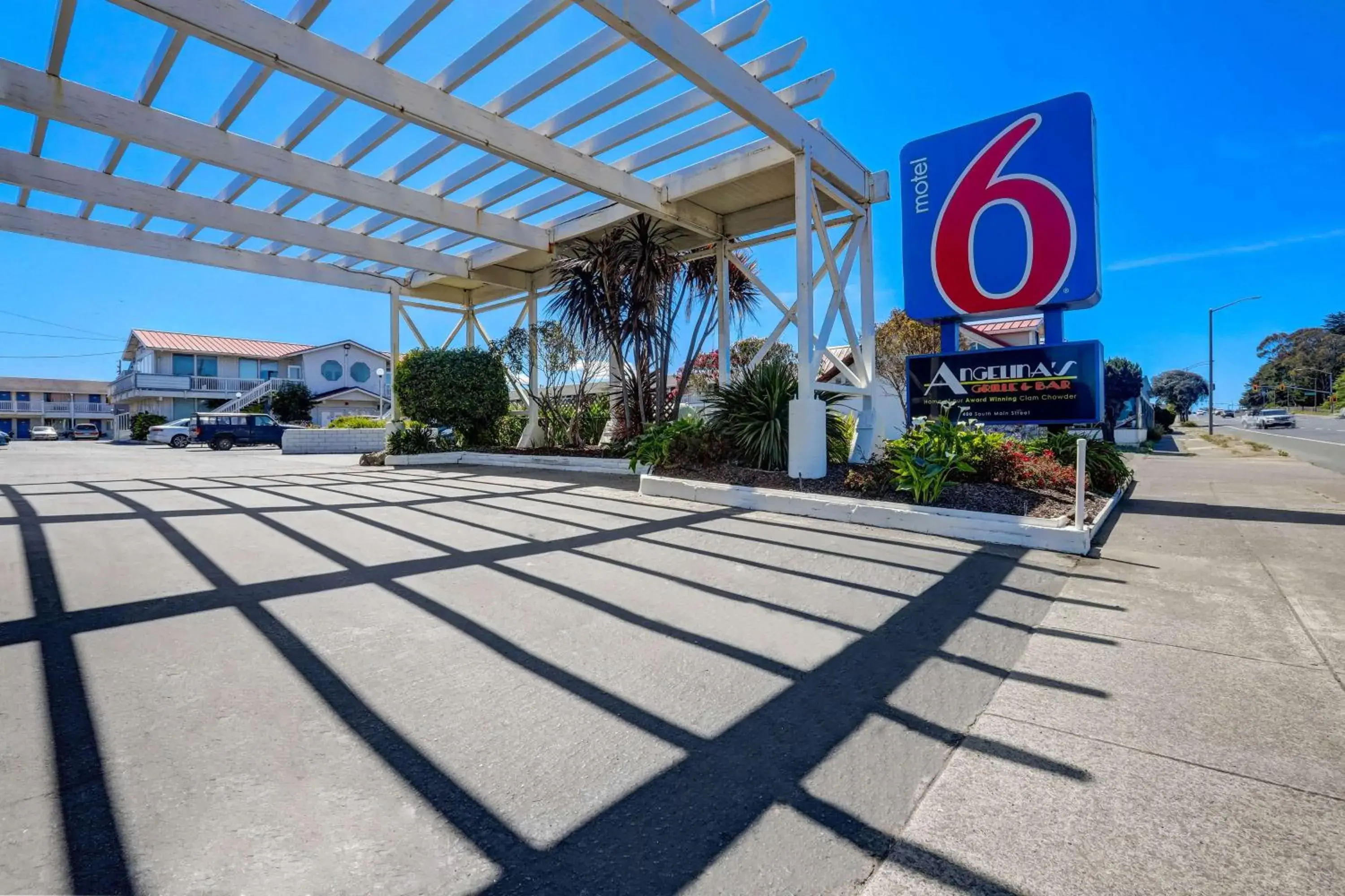 Property building in Motel 6 Fort Bragg, CA Property building in Motel 6 Fort Bragg, CA