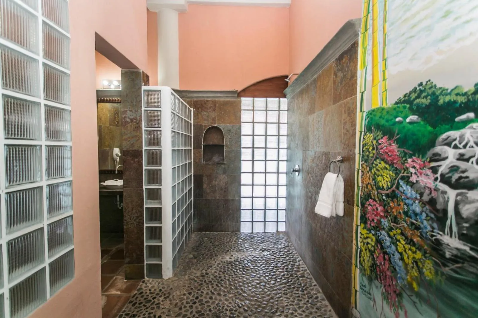 Shower in Hotel Casa del Consulado