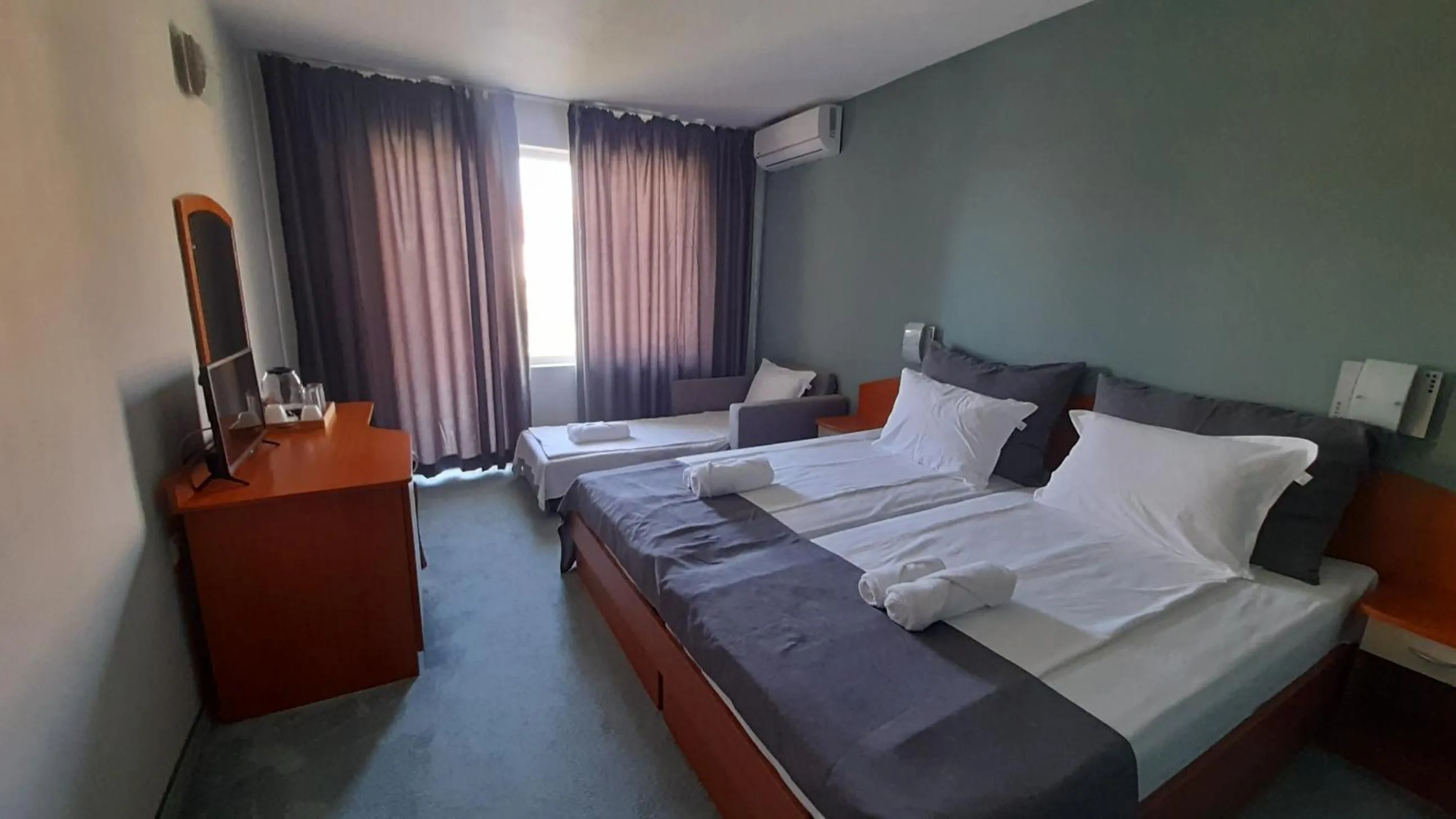 Photo of the whole room, Bed in Family Hotel Saga