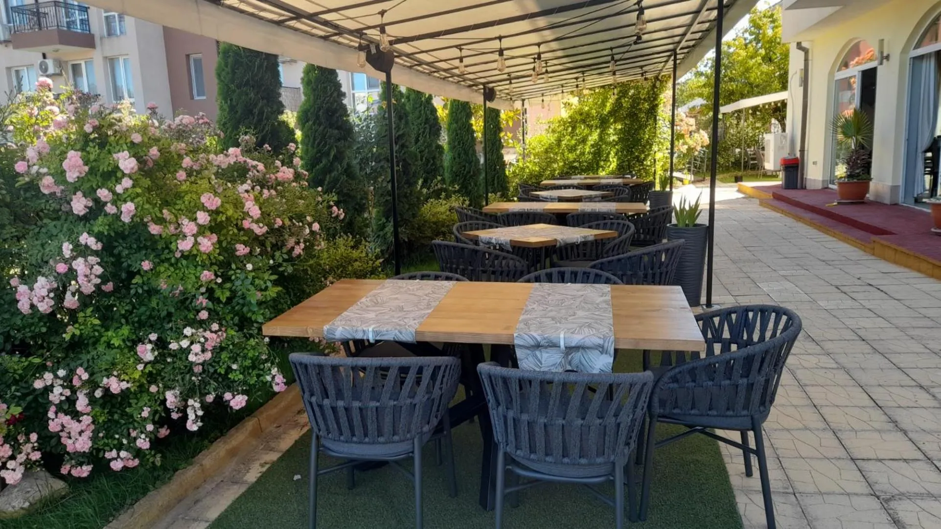 Restaurant/places to eat in Family Hotel Saga