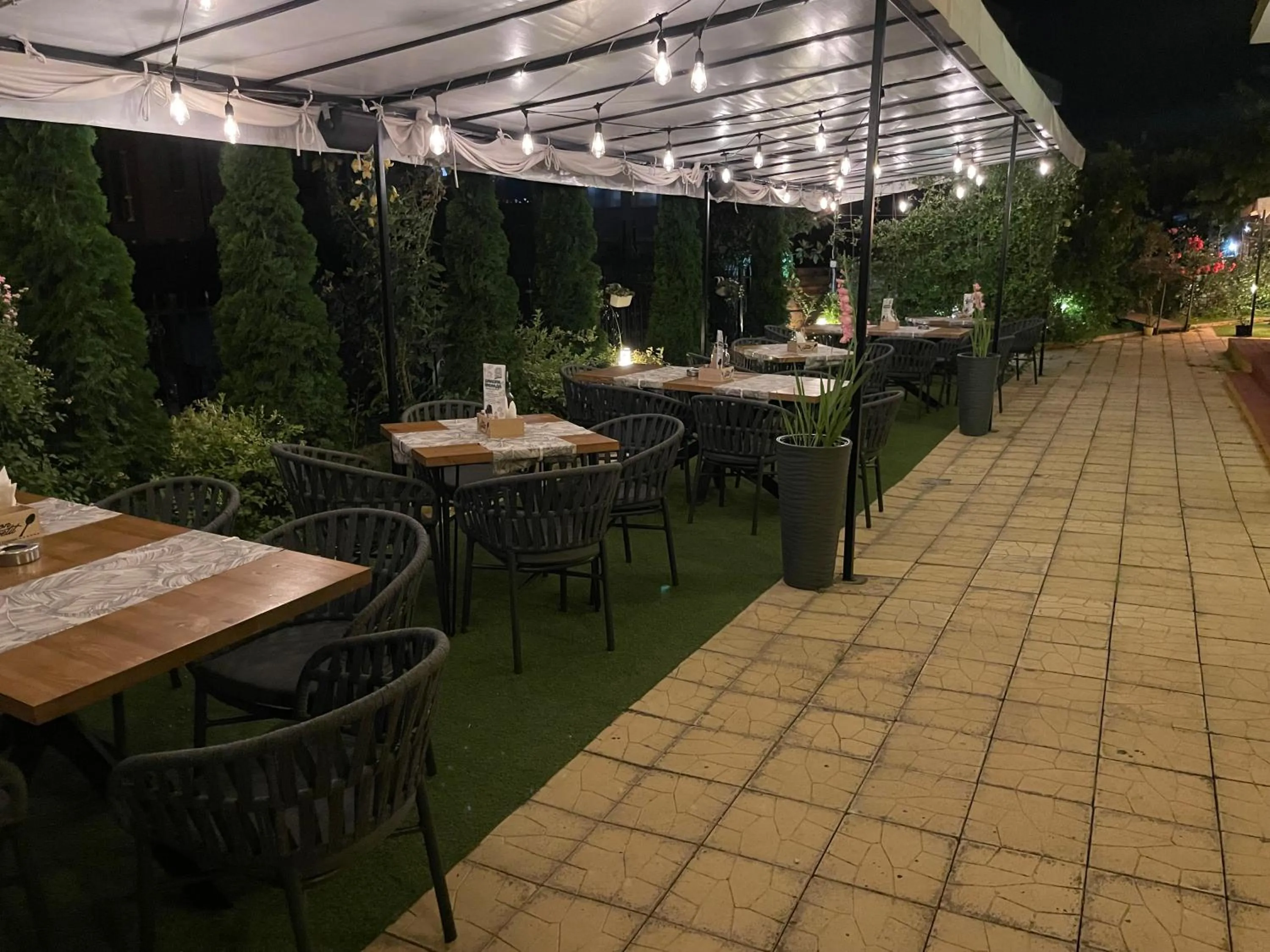 Restaurant/places to eat in Family Hotel Saga