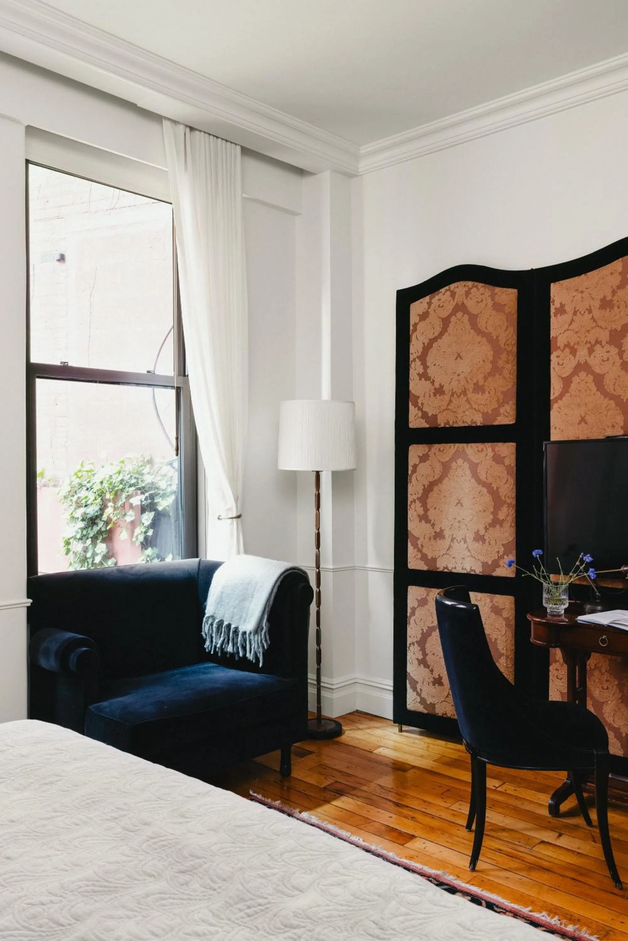 Seating area, Bed in The Ned NoMad