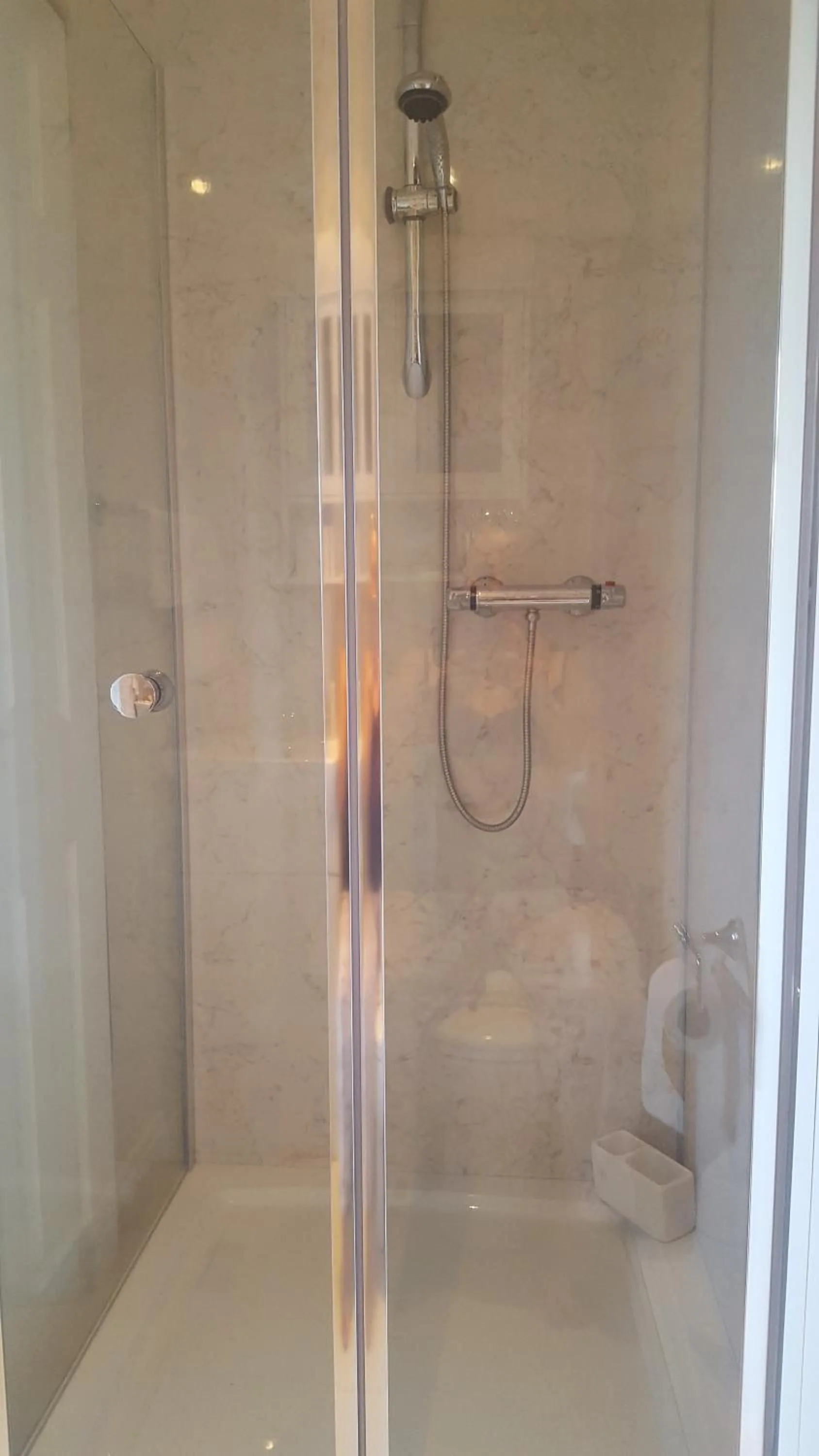 Shower in The White Dove Bed and Breakfast with Glamping Newark showground