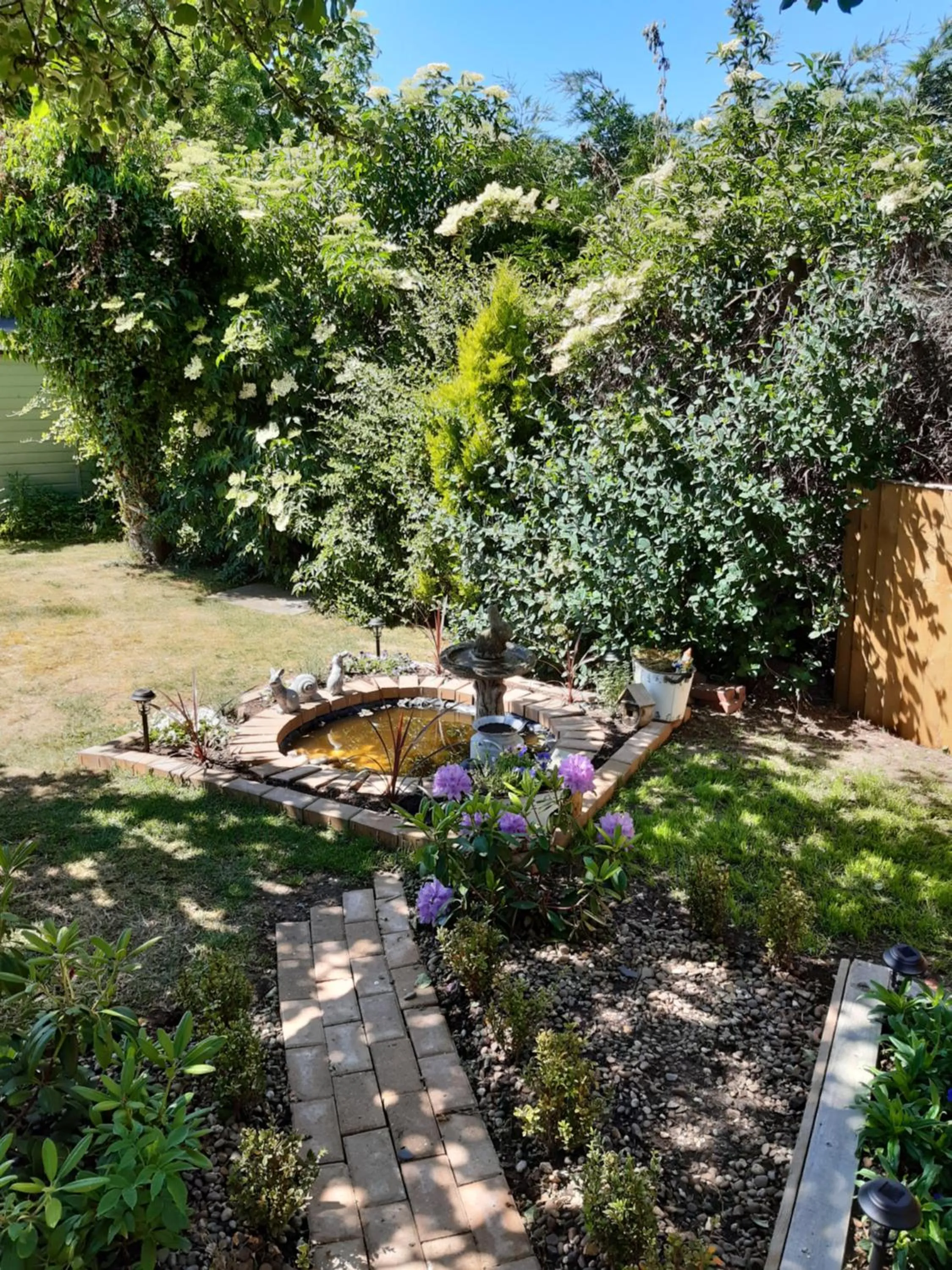 Garden view in The White Dove Bed and Breakfast with Glamping Newark showground